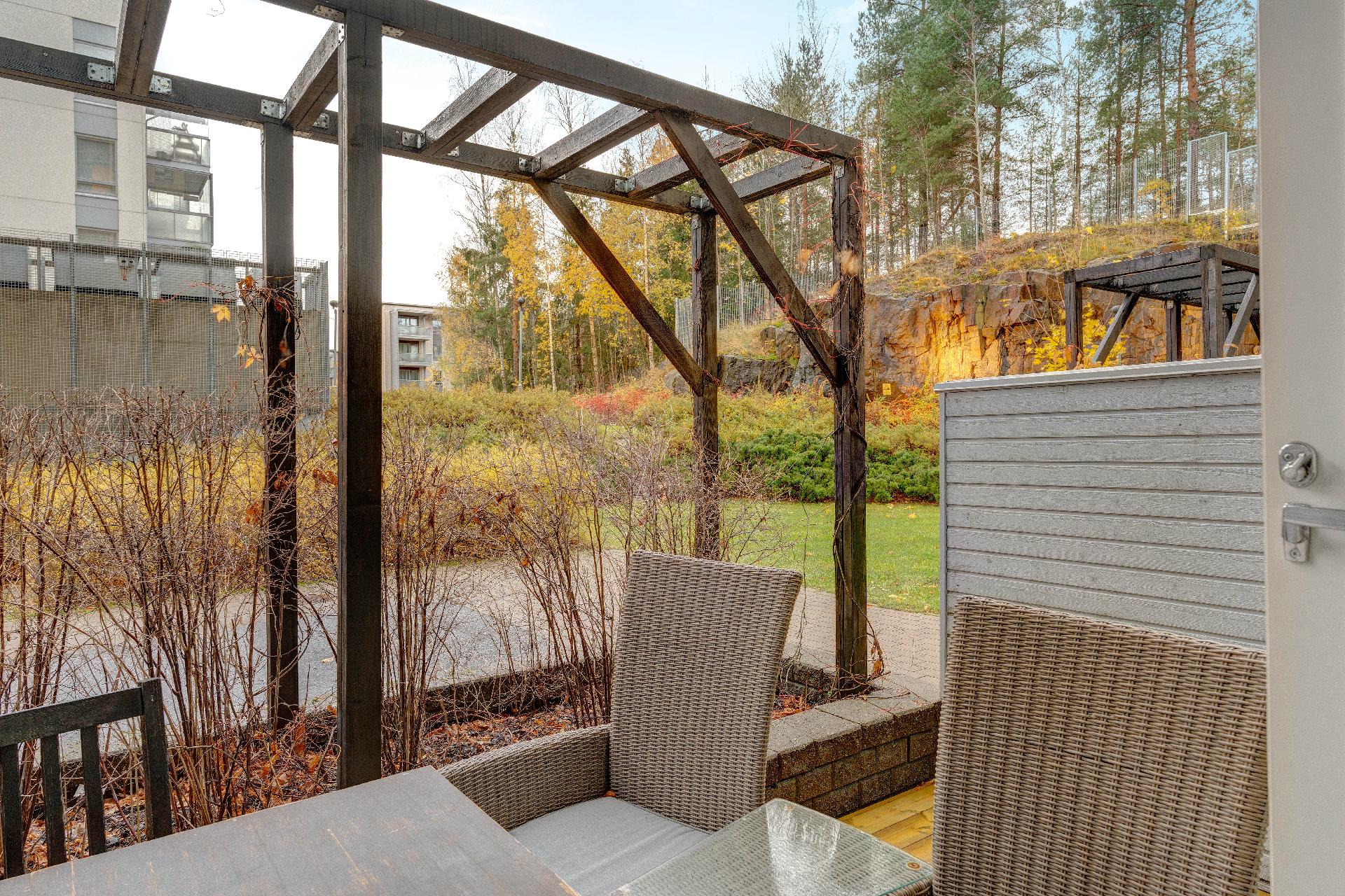 Talon päädyssä luontomaisemat.