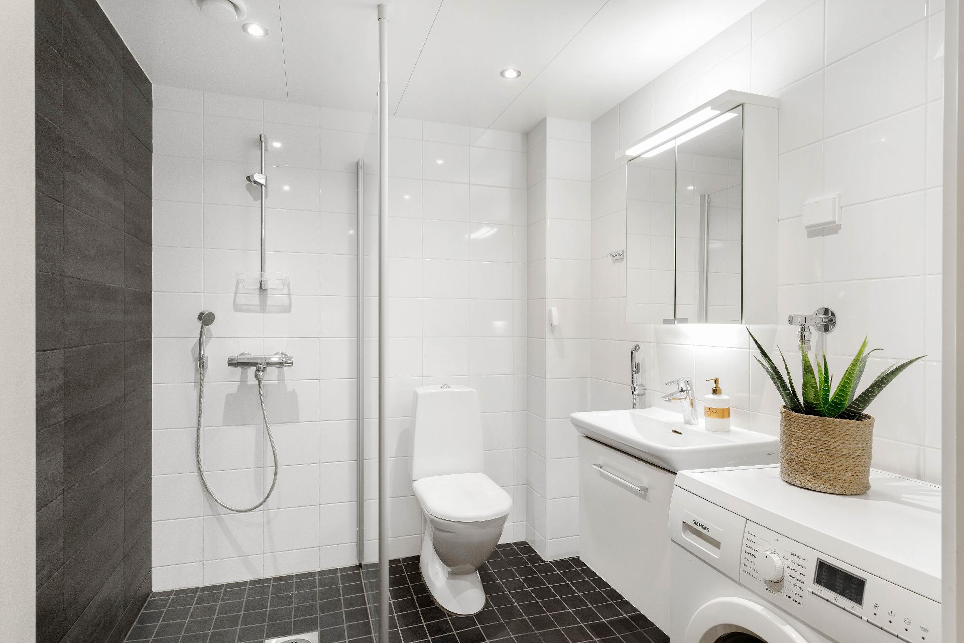 Tilava kylpyhuone, johon mahtuu isokin pesukone.