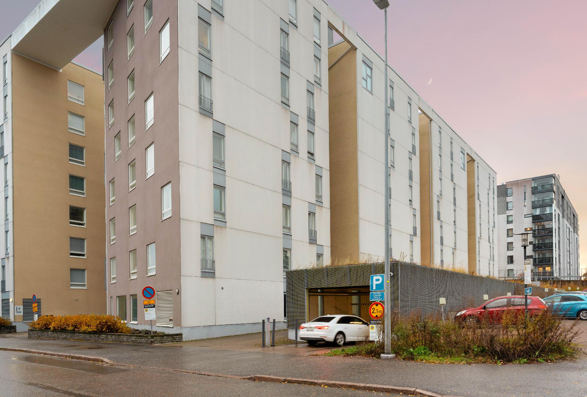 Autopaikkoja autohallissa.