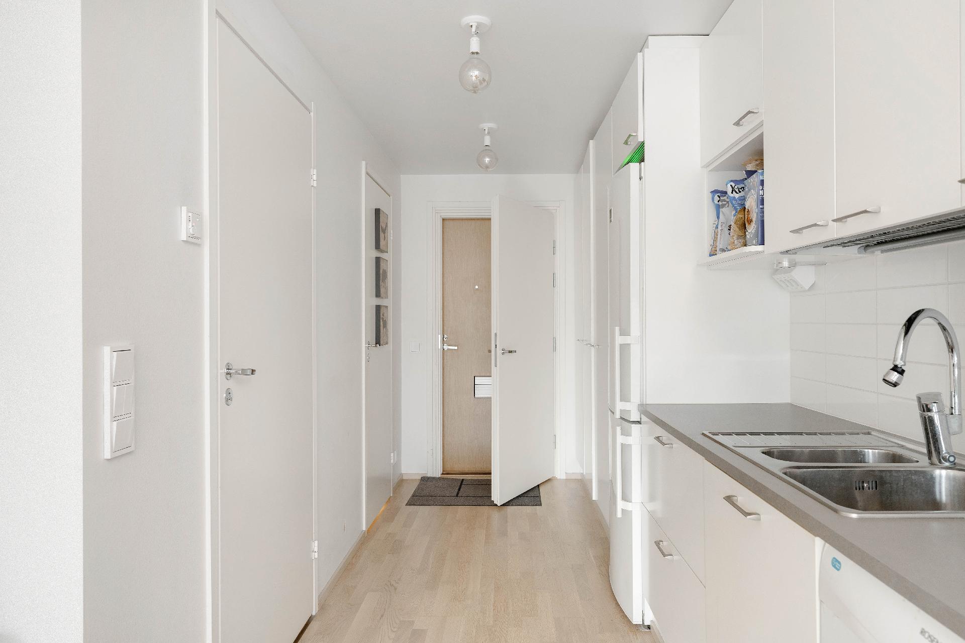 Vasemmalla kylpyhuone ja vaatehuone. Myyjä on asennuttanut korkean äänieristyksen välioven