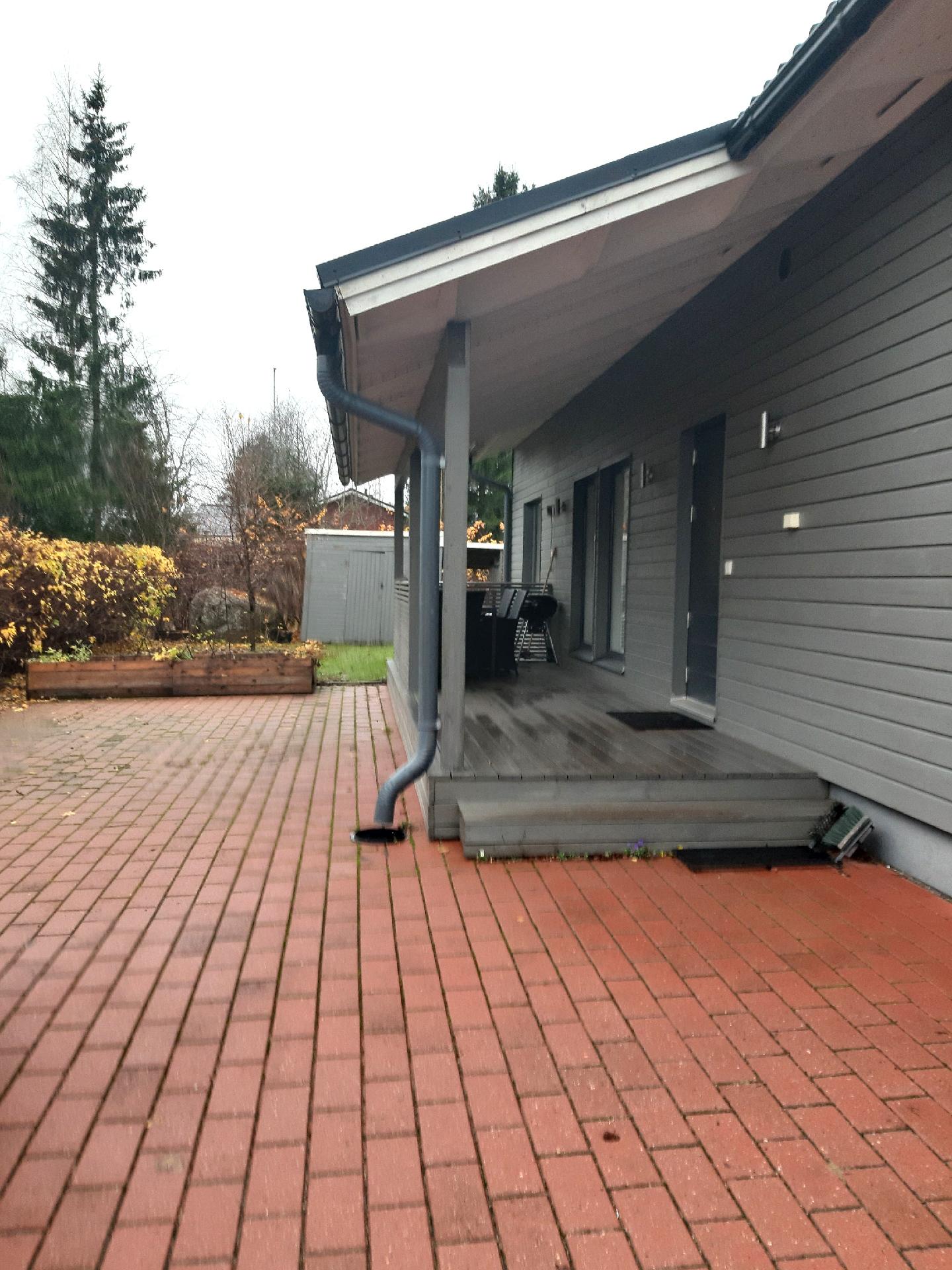 Etuterassi ja piha-alue