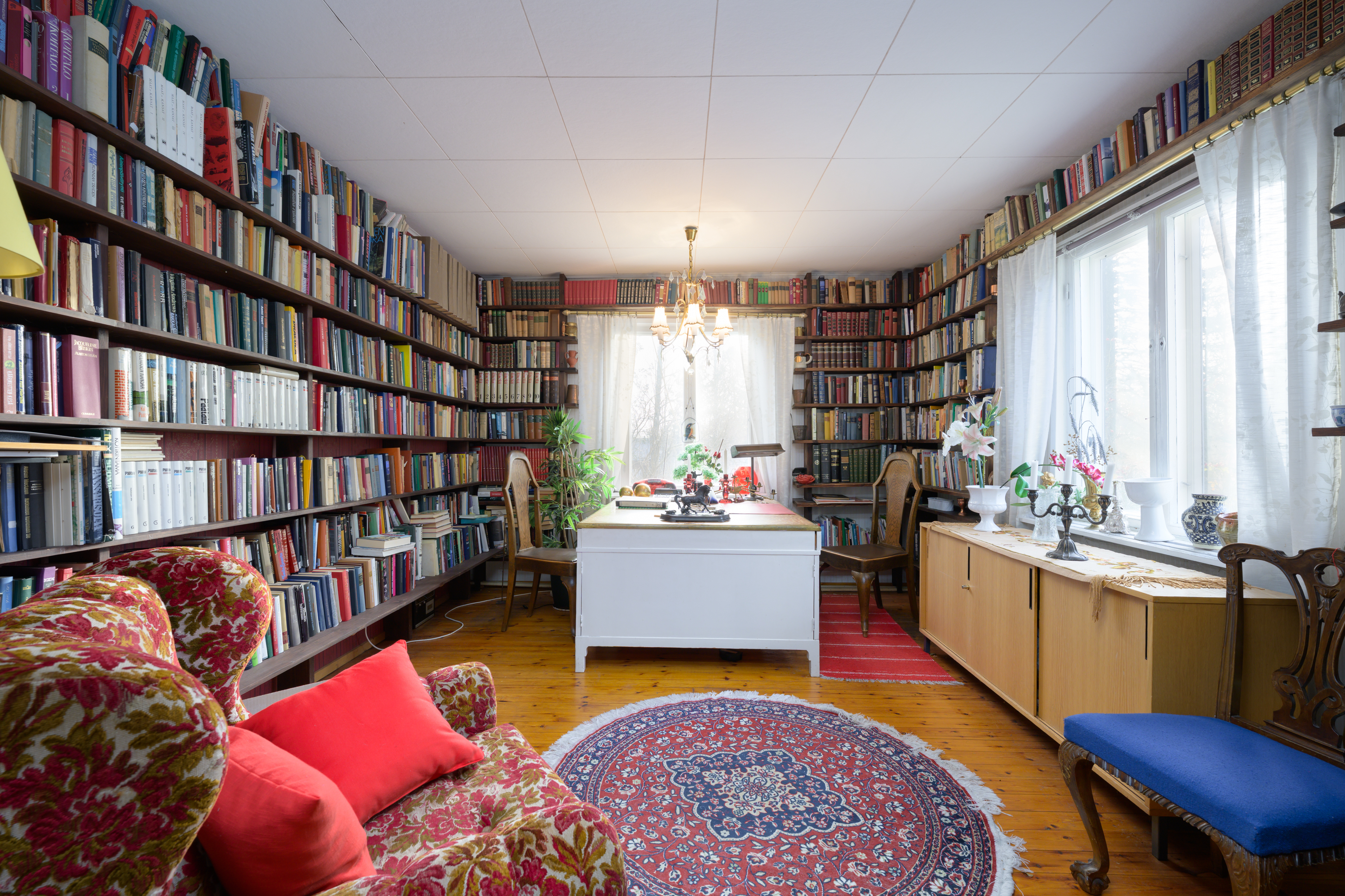 Alakerran huone olohuoneen yhteydessä