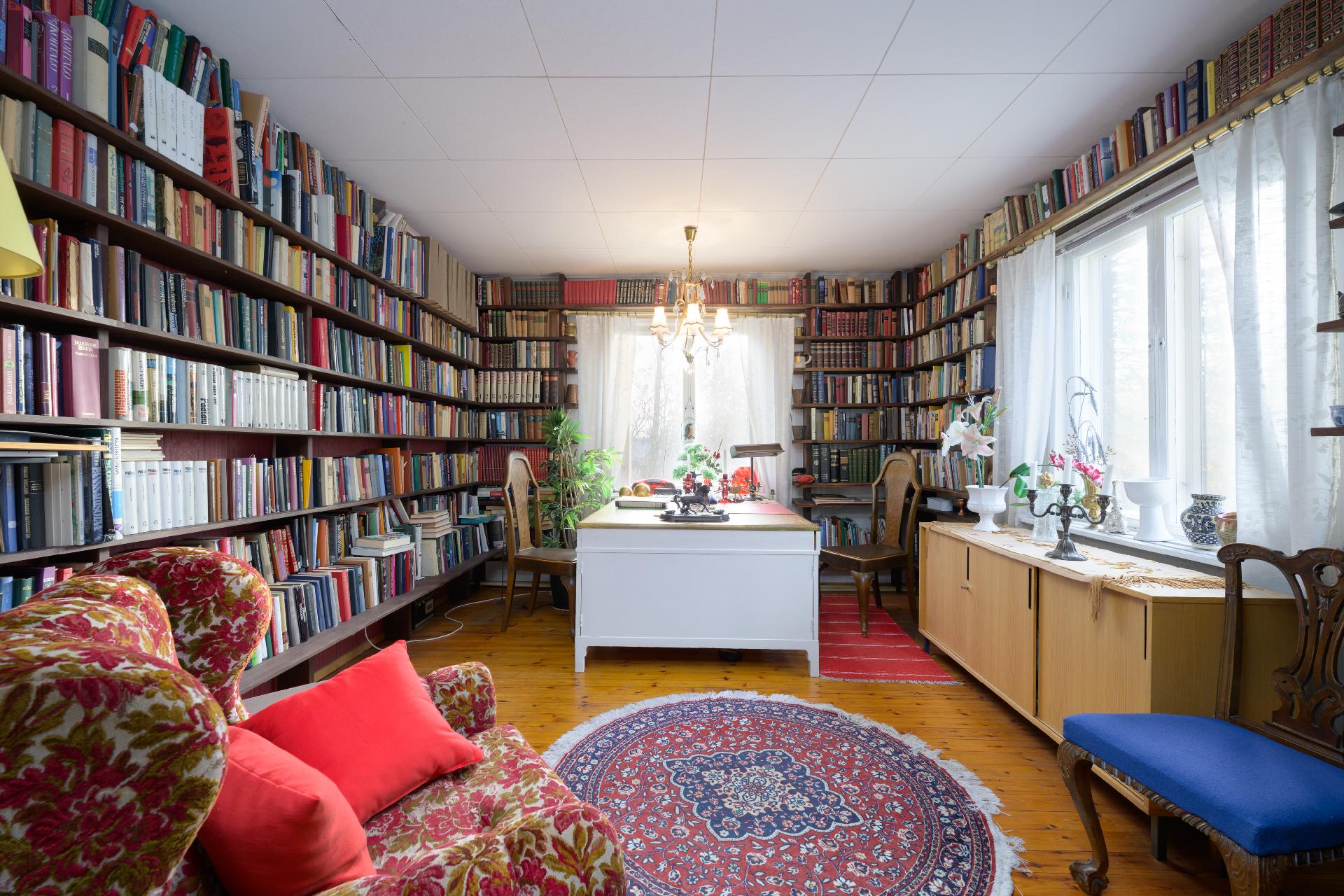 Alakerran huone olohuoneen yhteydessä