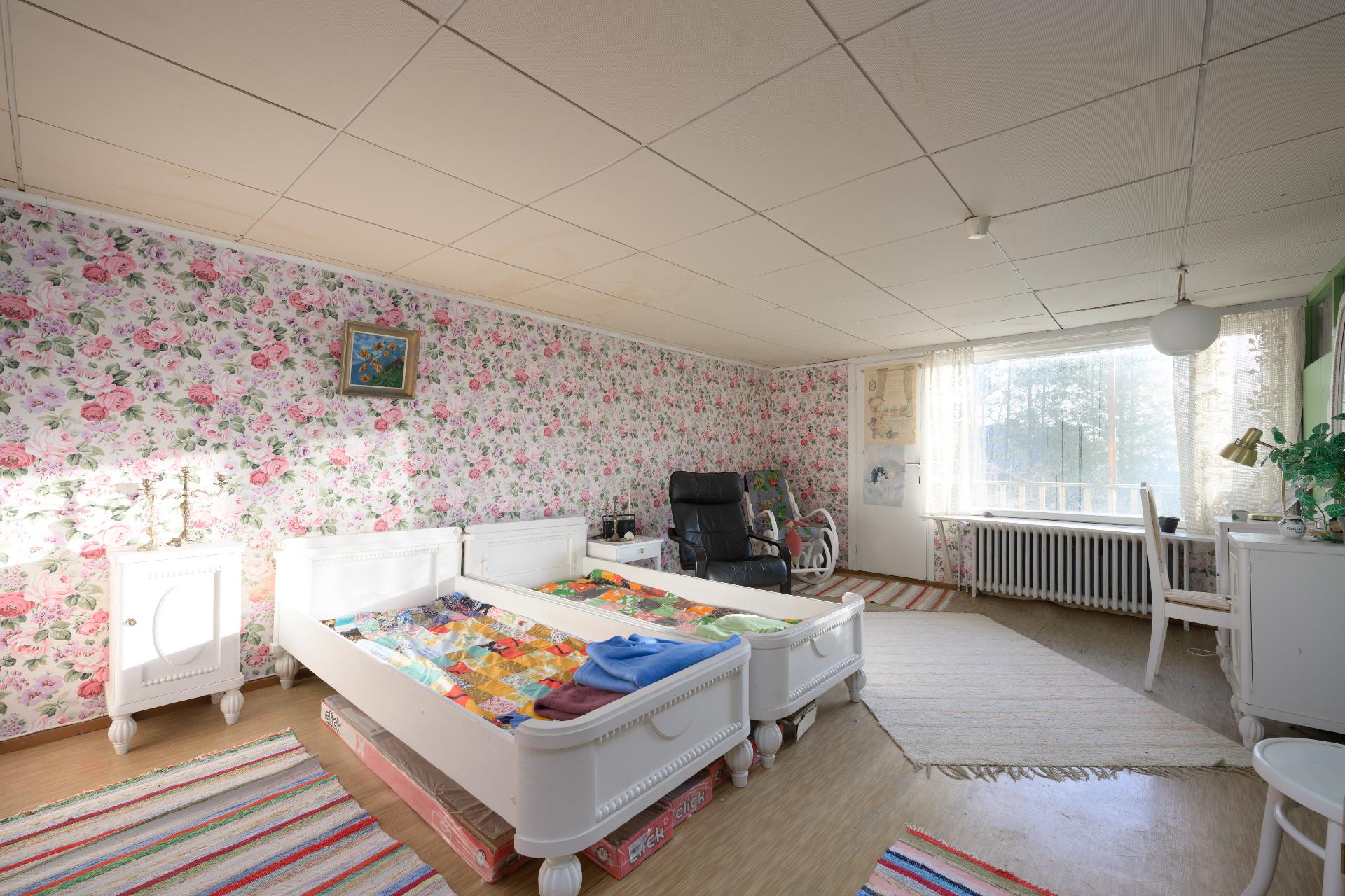 Yläkerran makuuhuone parvekkeella