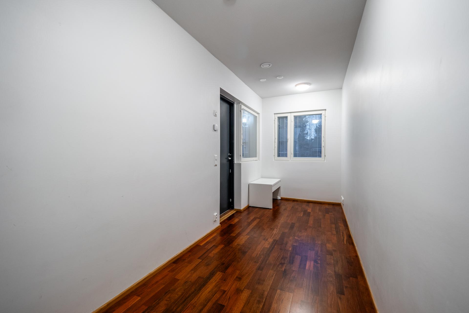 Erillinen huone tallin yhteydessä