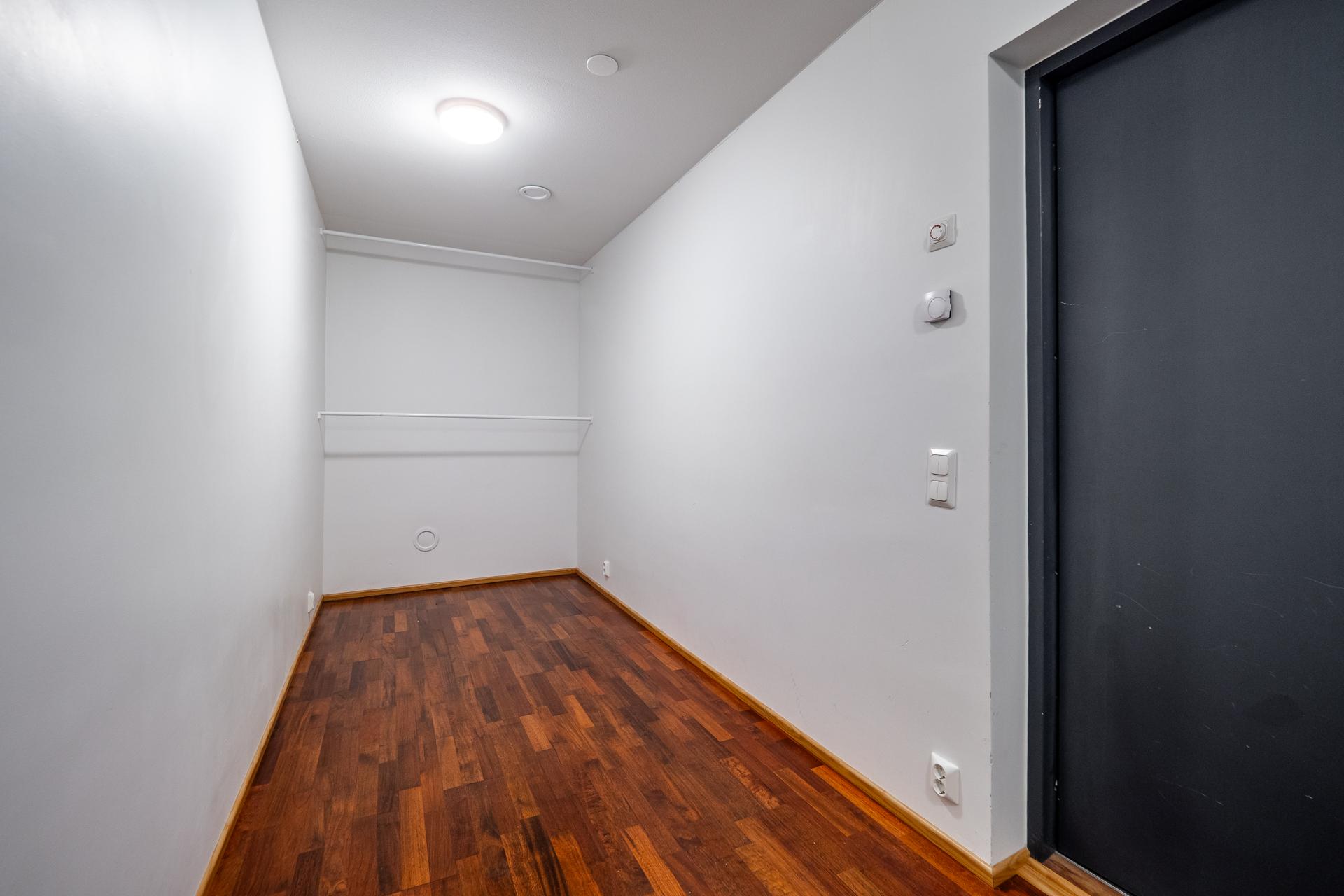 Erillinen huone tallin yhteydessä