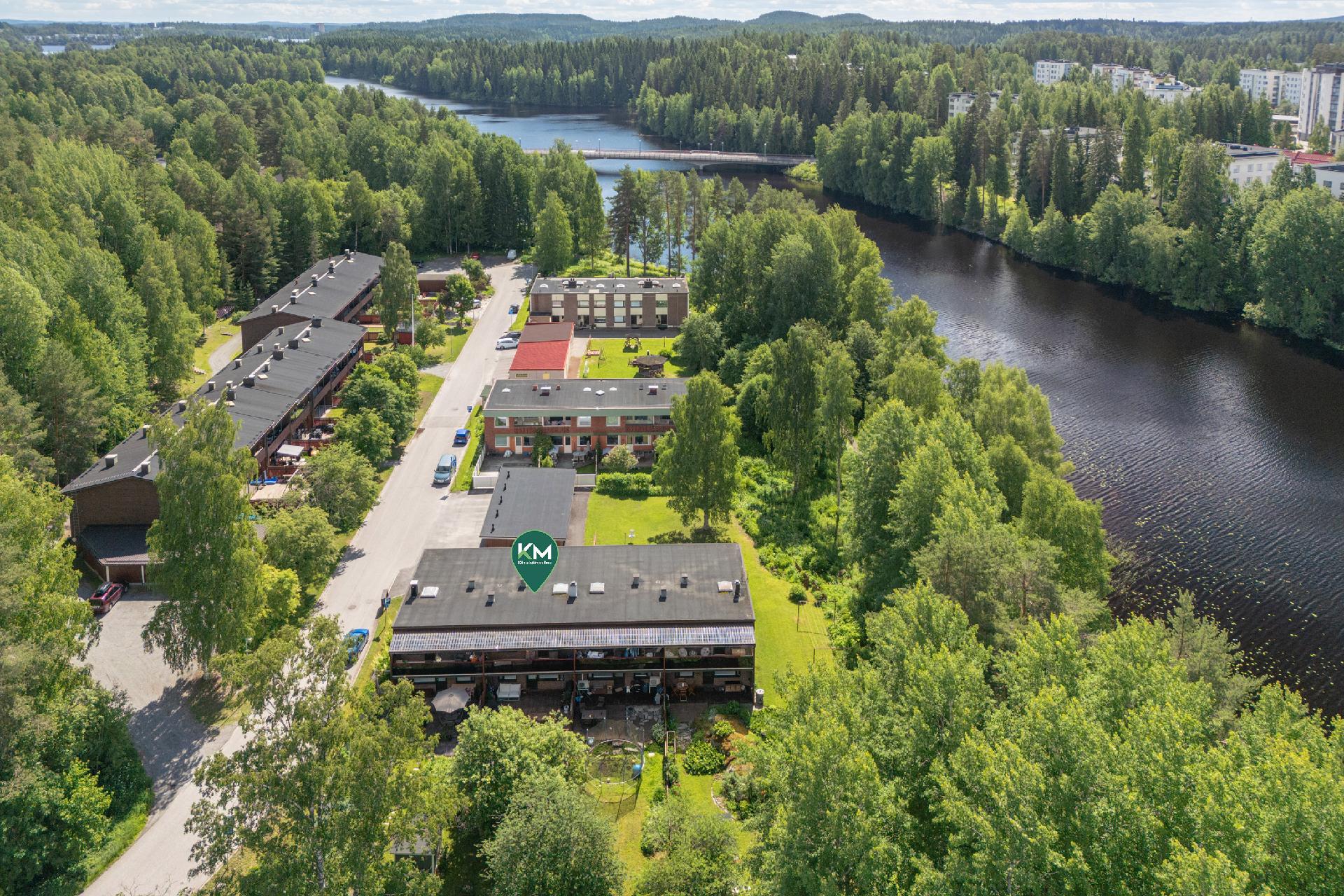 Yhtiö järven läheisyydessä