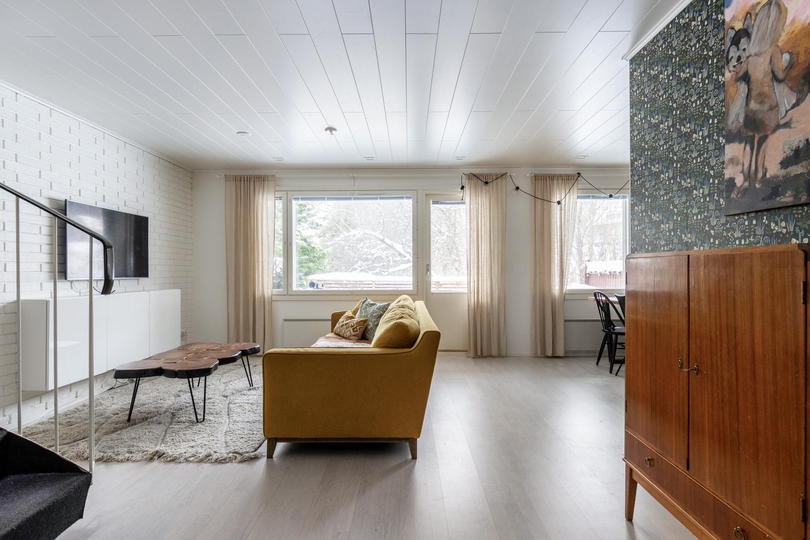 Olohuoneesta käynti takapihalle