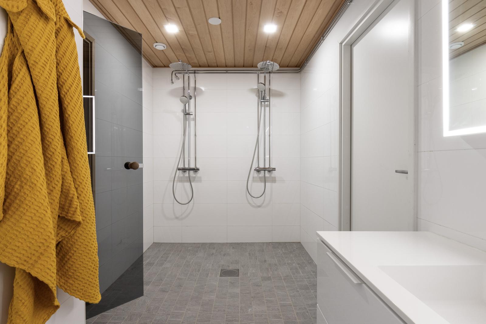 Yläkerrassa tilava kylpyhuone