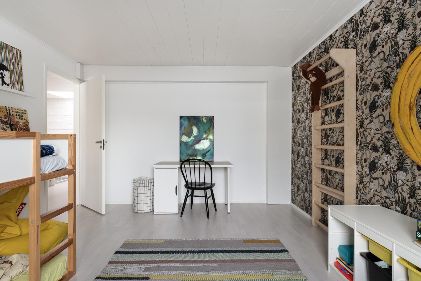 Yläkerran makuuhuoneet ovat tilavia