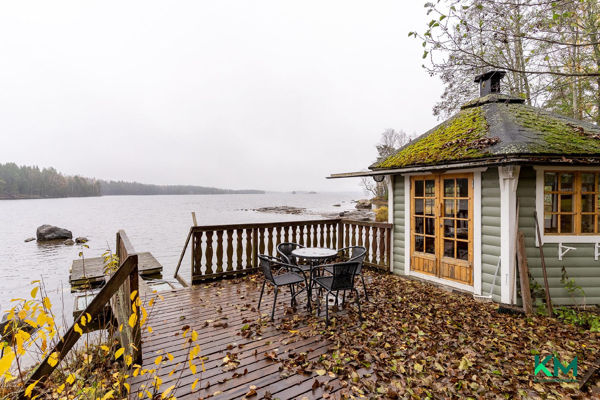 Grillikota ja laituri.