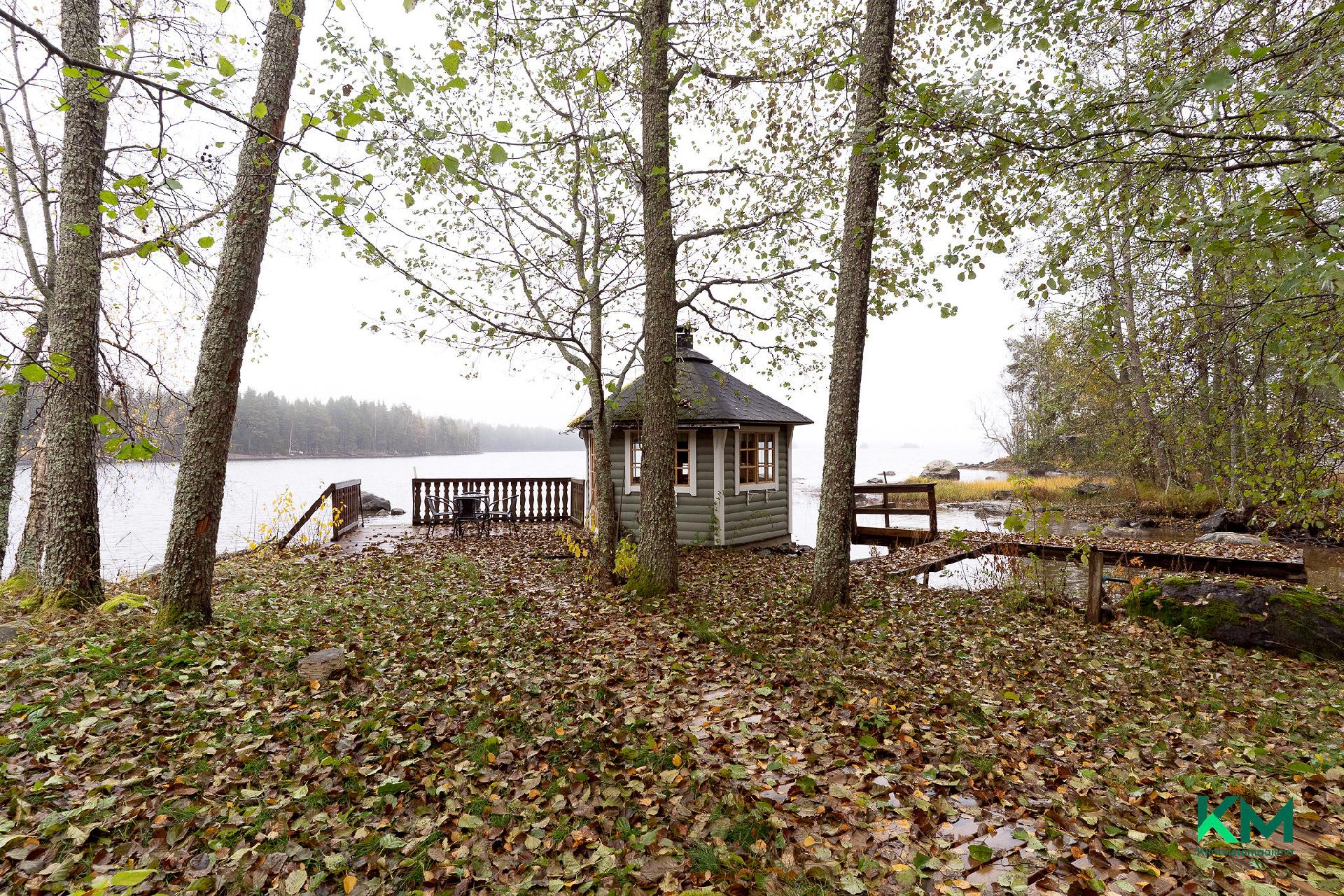 Grillikota rannassa.