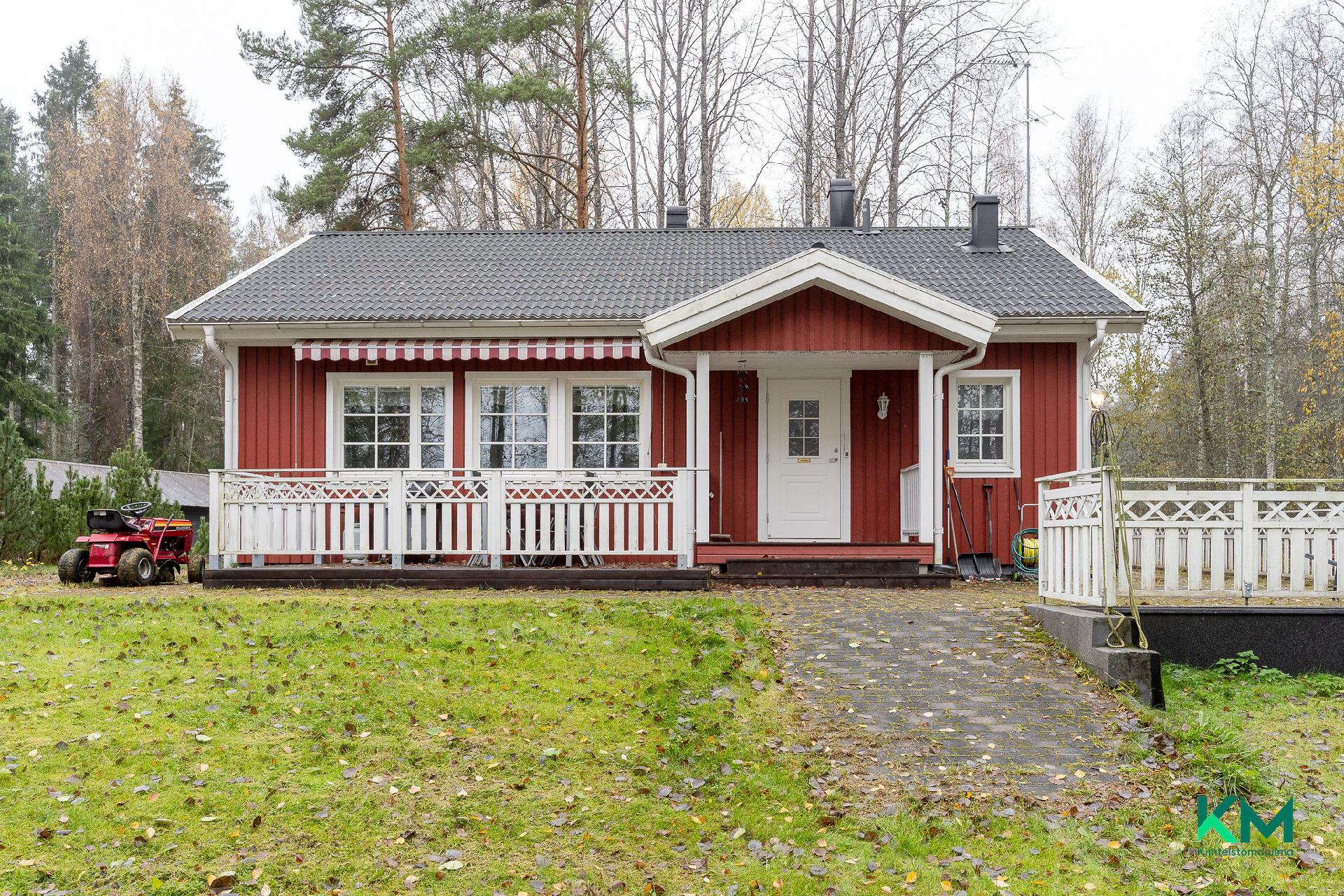 Talo etupihalta, rannan puolelta.