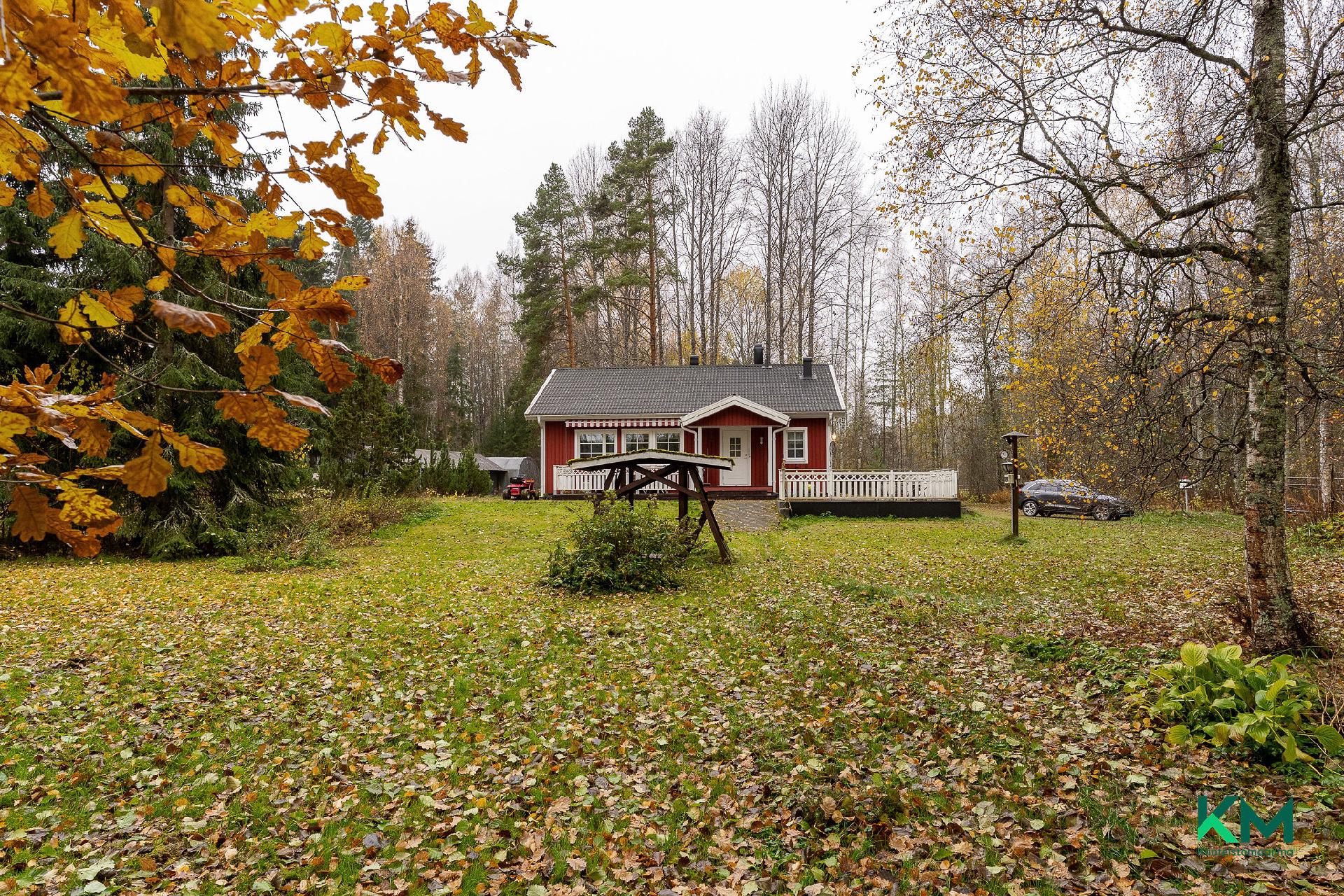 Talo rannasta katsoen.