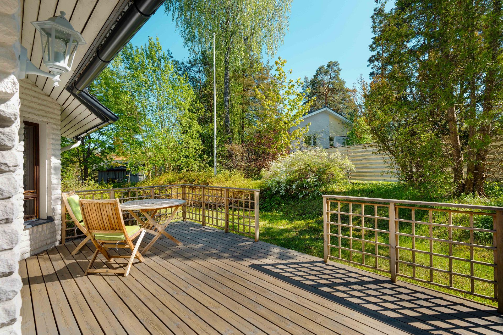 Kesäinen terassipiha etelään.