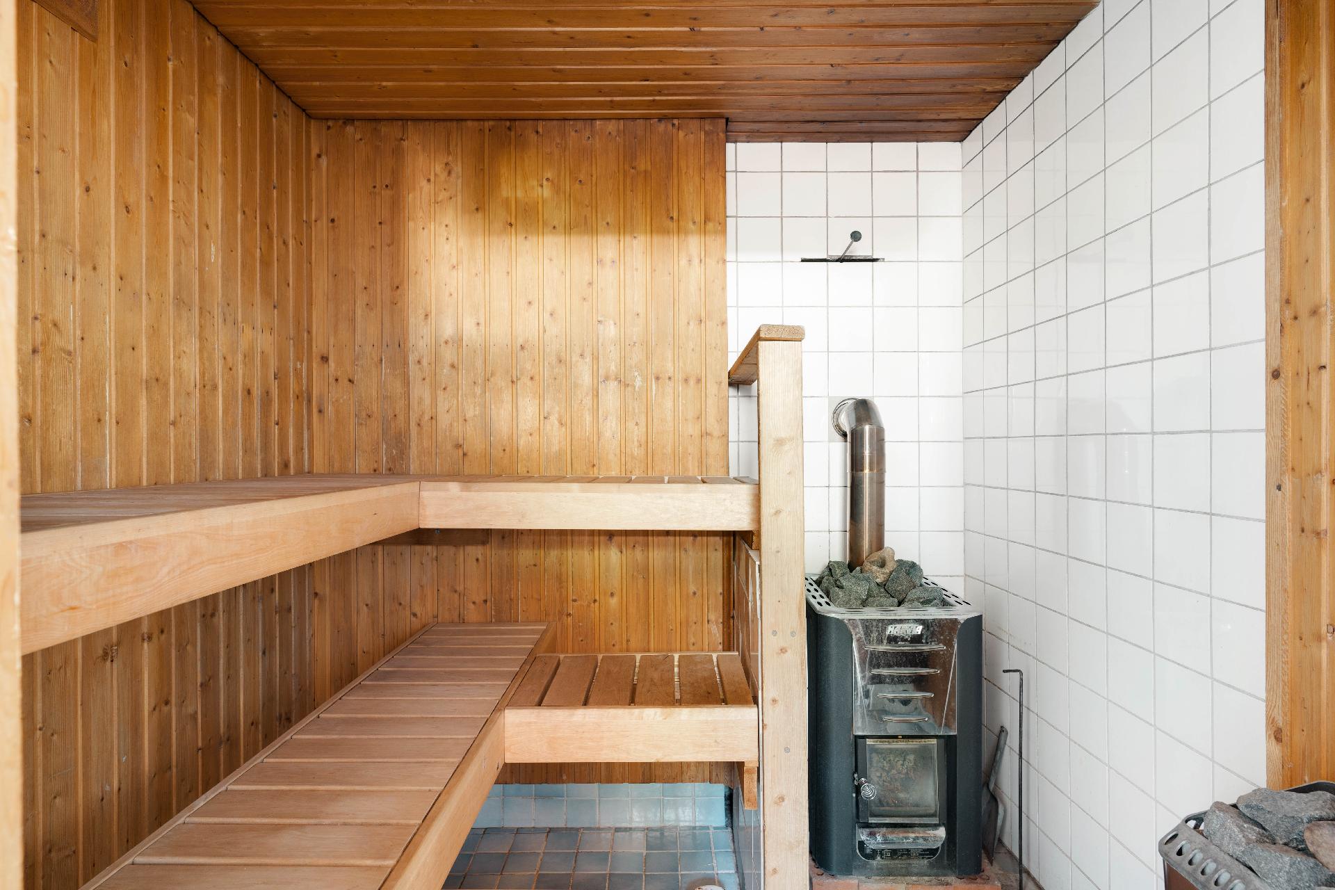 Saunassa puu- ja sähkökiuas.