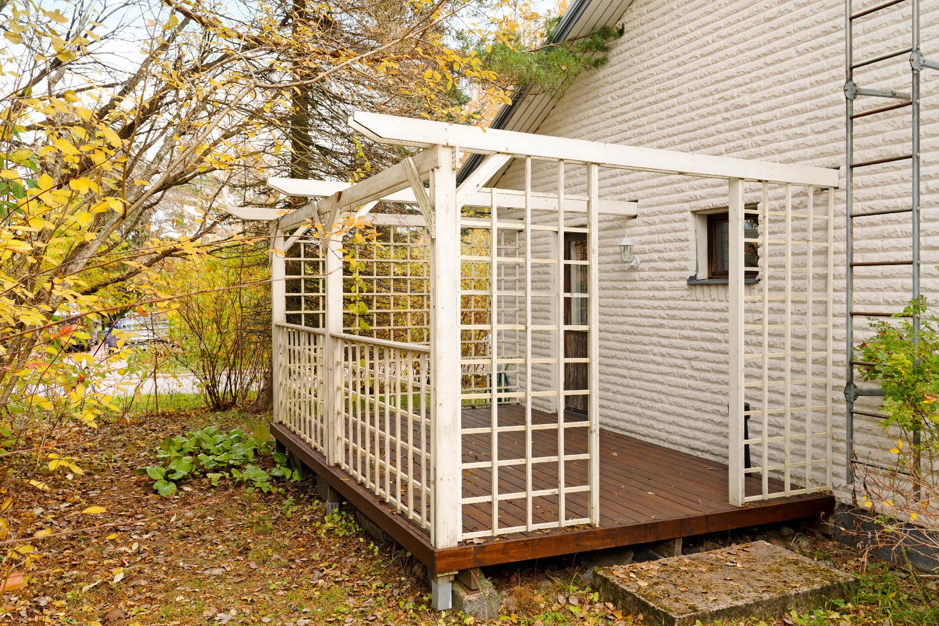 Kodinhoitohuoneesta pergolaan.