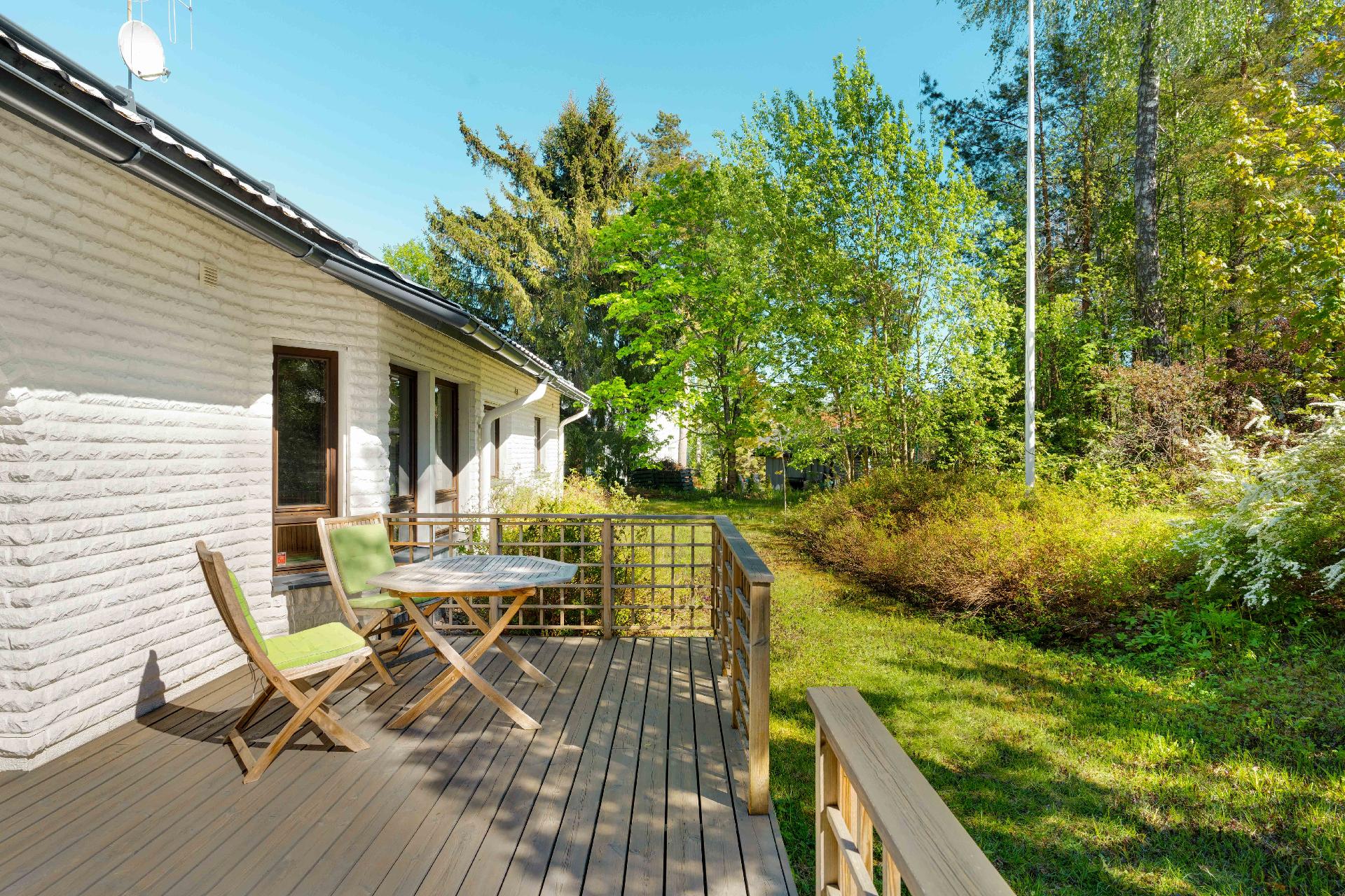 Takapihan terassi kesällä