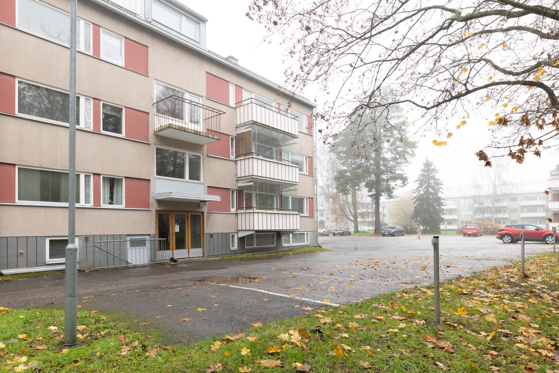 Talo parvekkeen puolelta