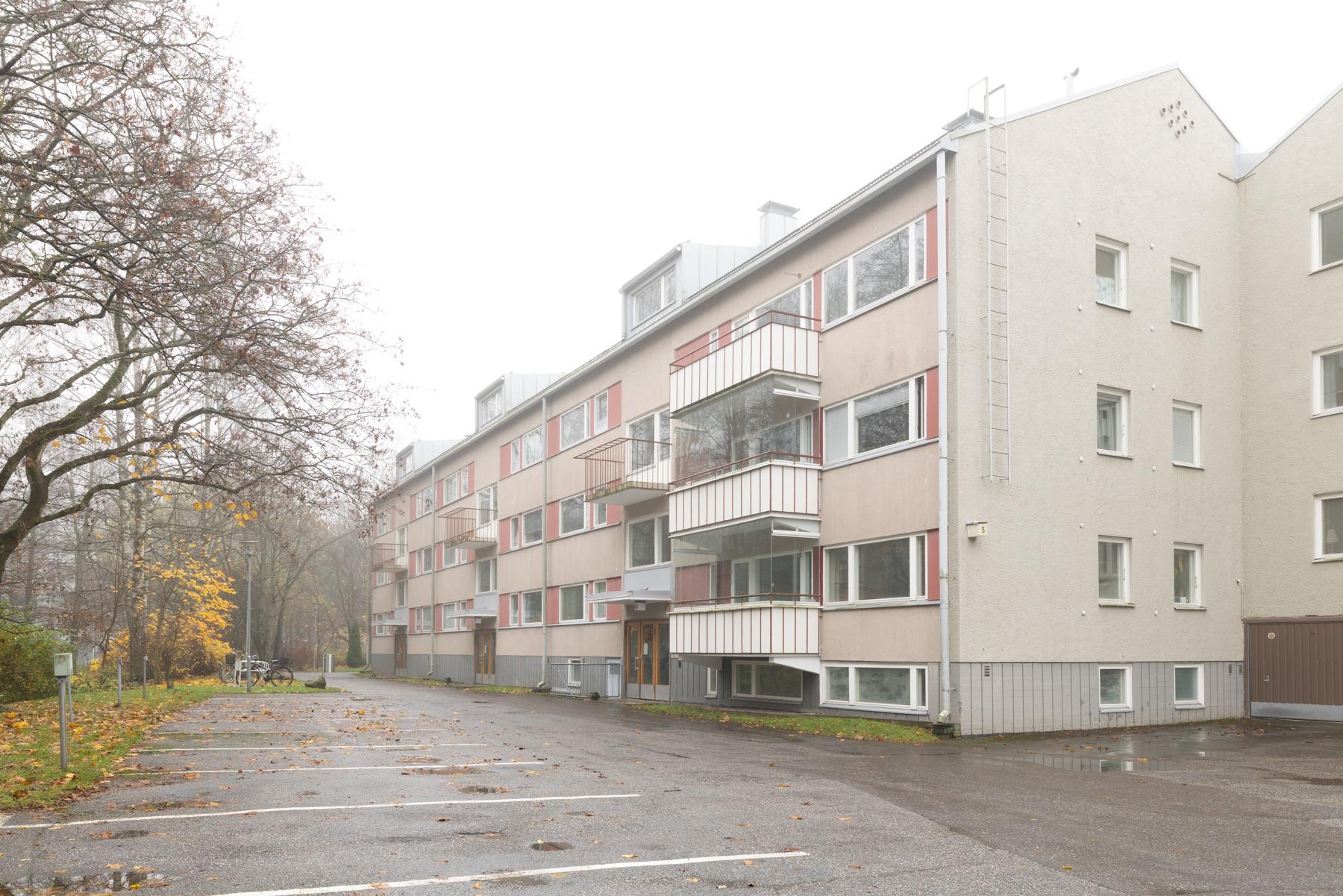 Talo parvekkeen puolelta