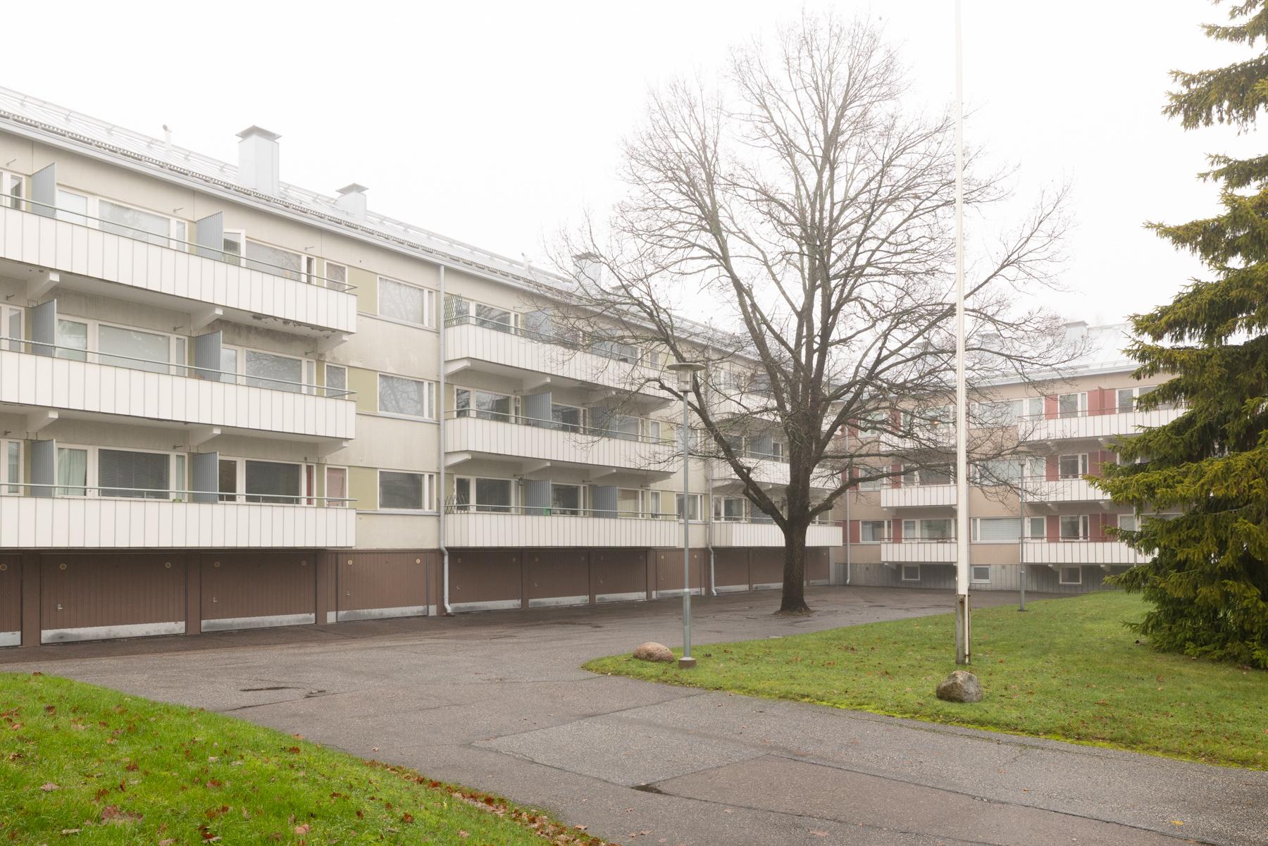 Talo sisäpihan puolelta