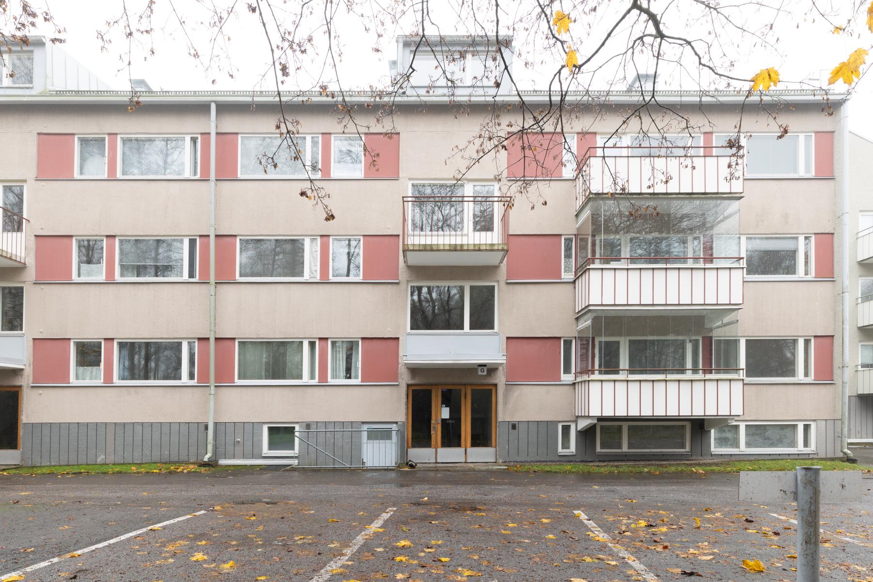 Talo parvekkeen puolelta