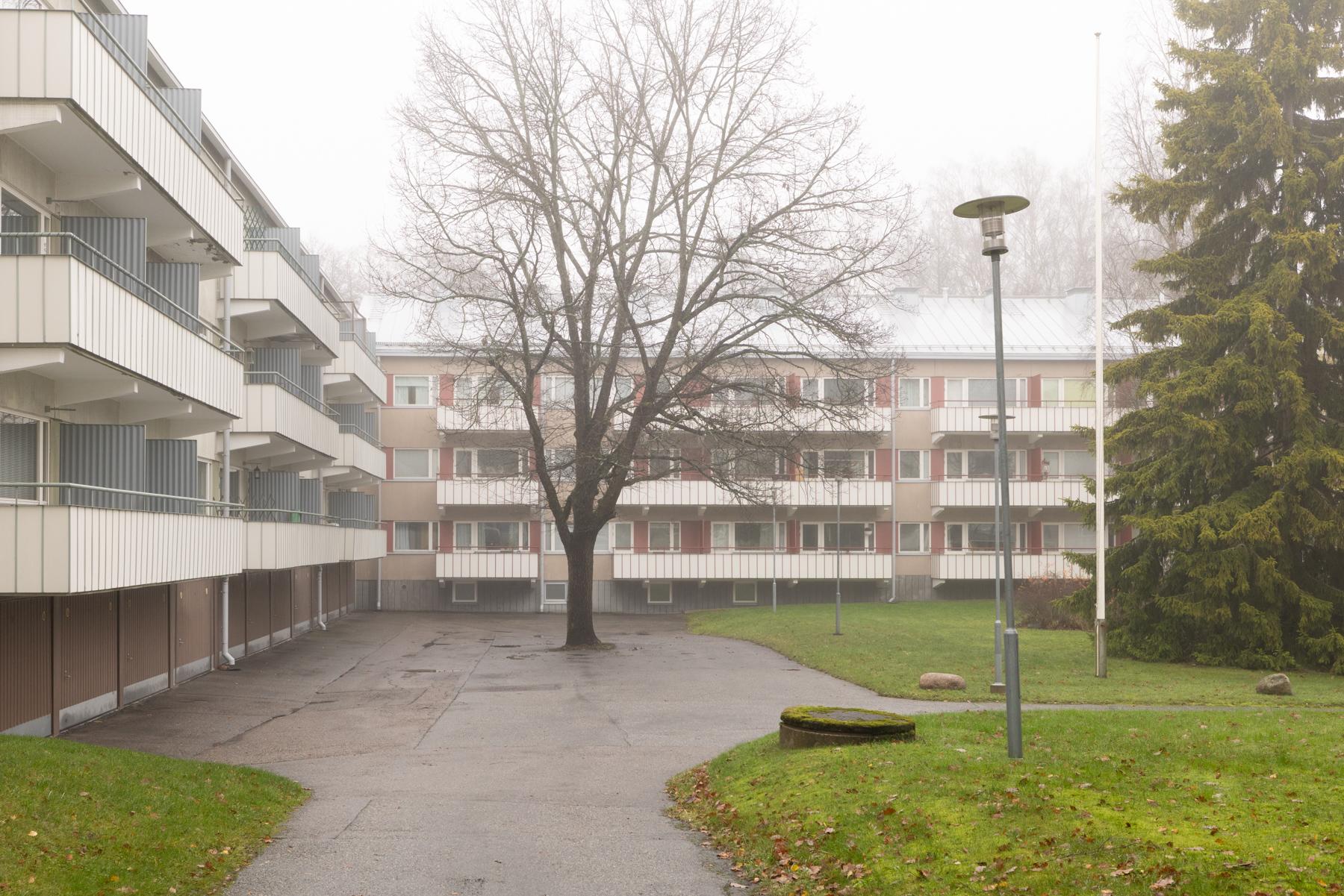 Talo sisäpihan puolelta