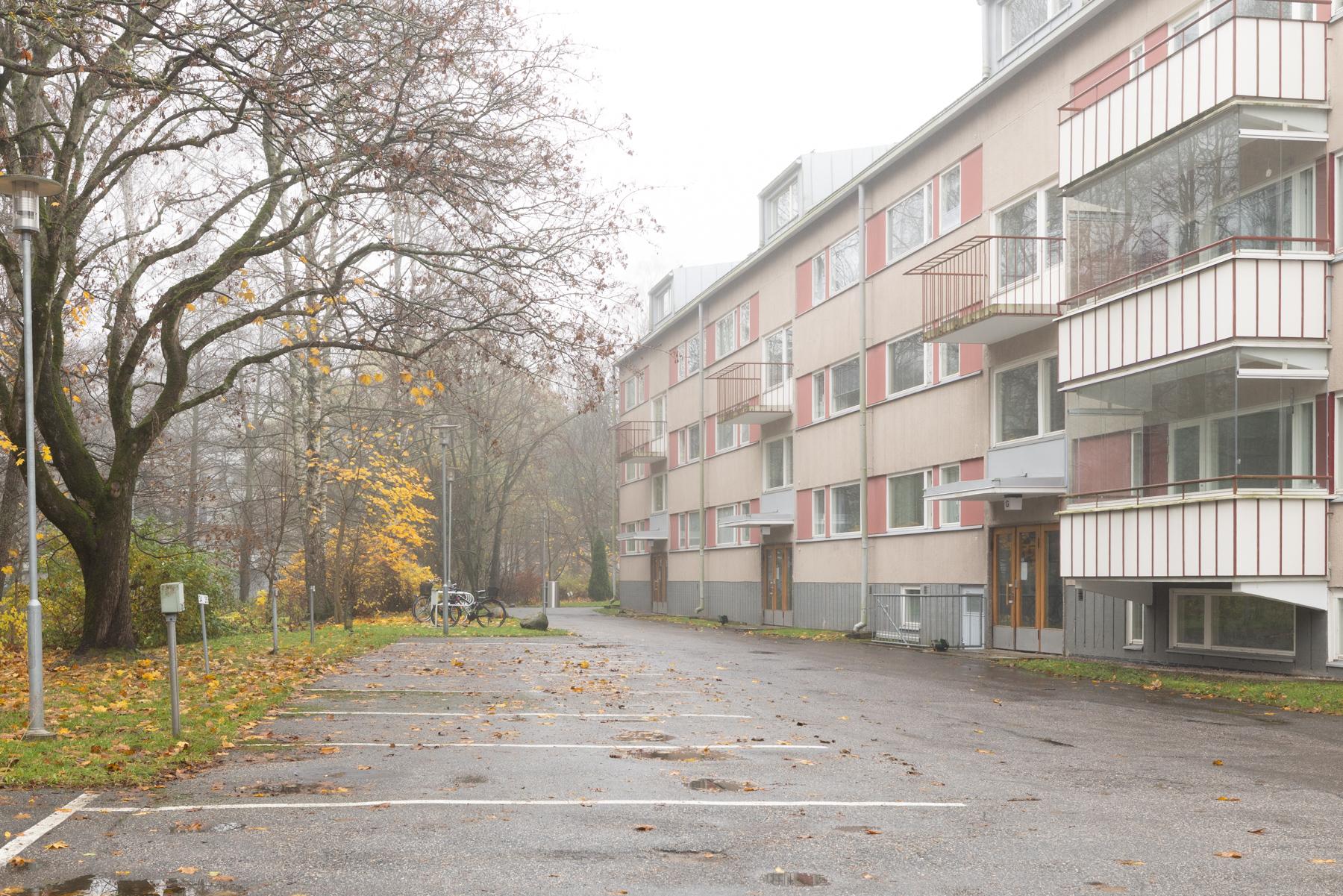 Talo parvekkeen puolelta