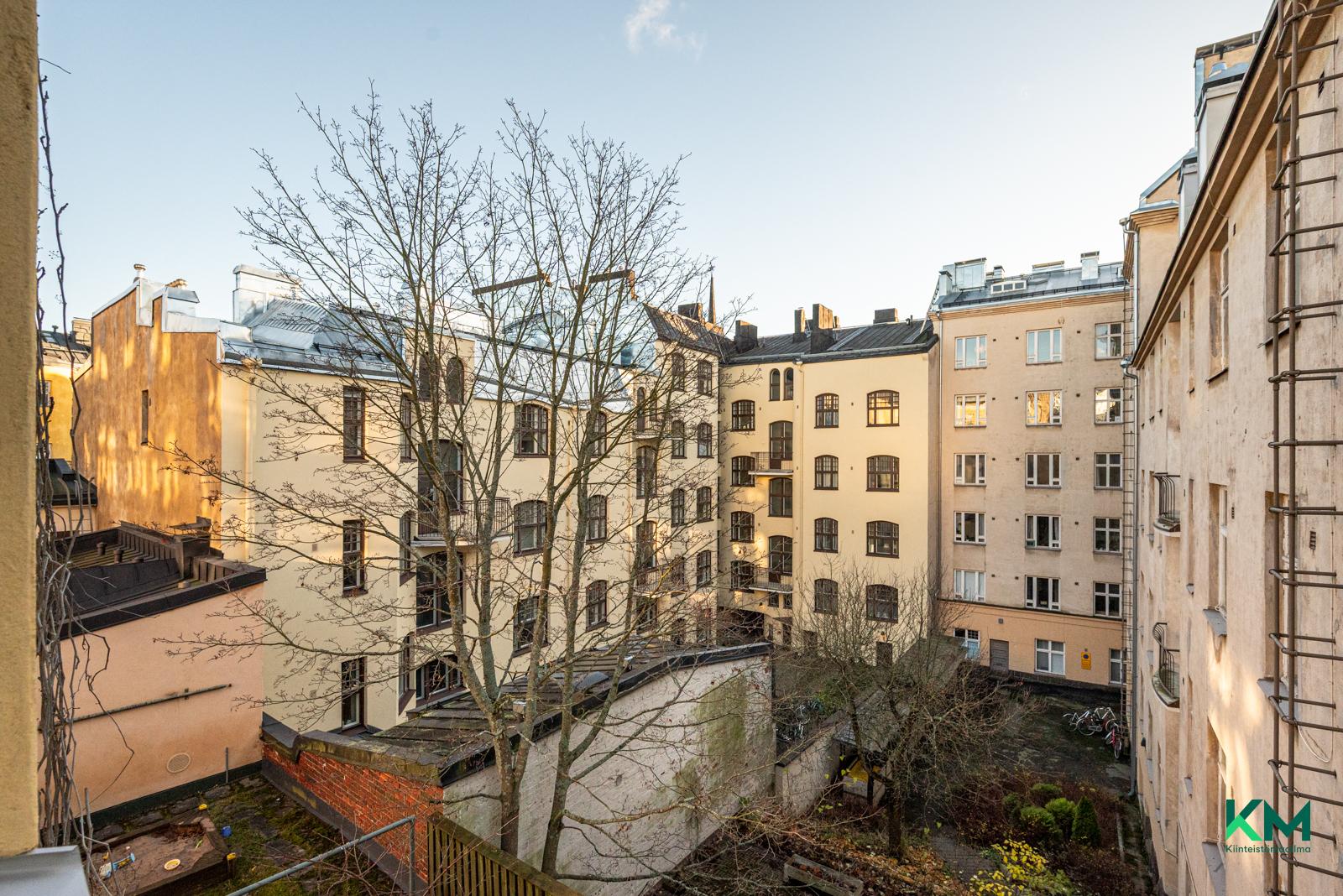 Näkymä olohuoneesta korttelipihoille