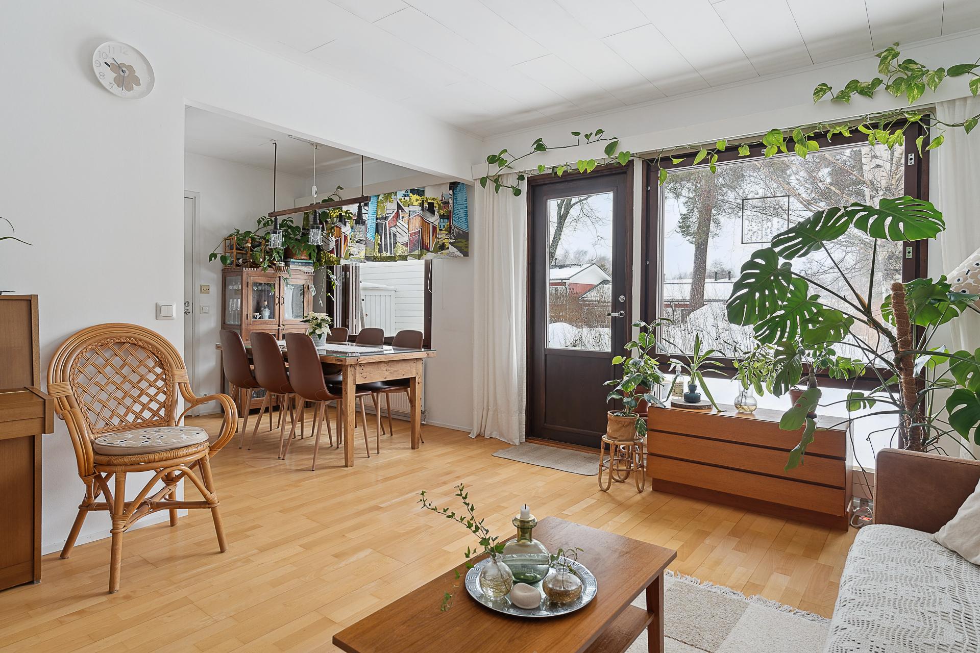 Olohuone, näkymä ruokailutilan suuntaan