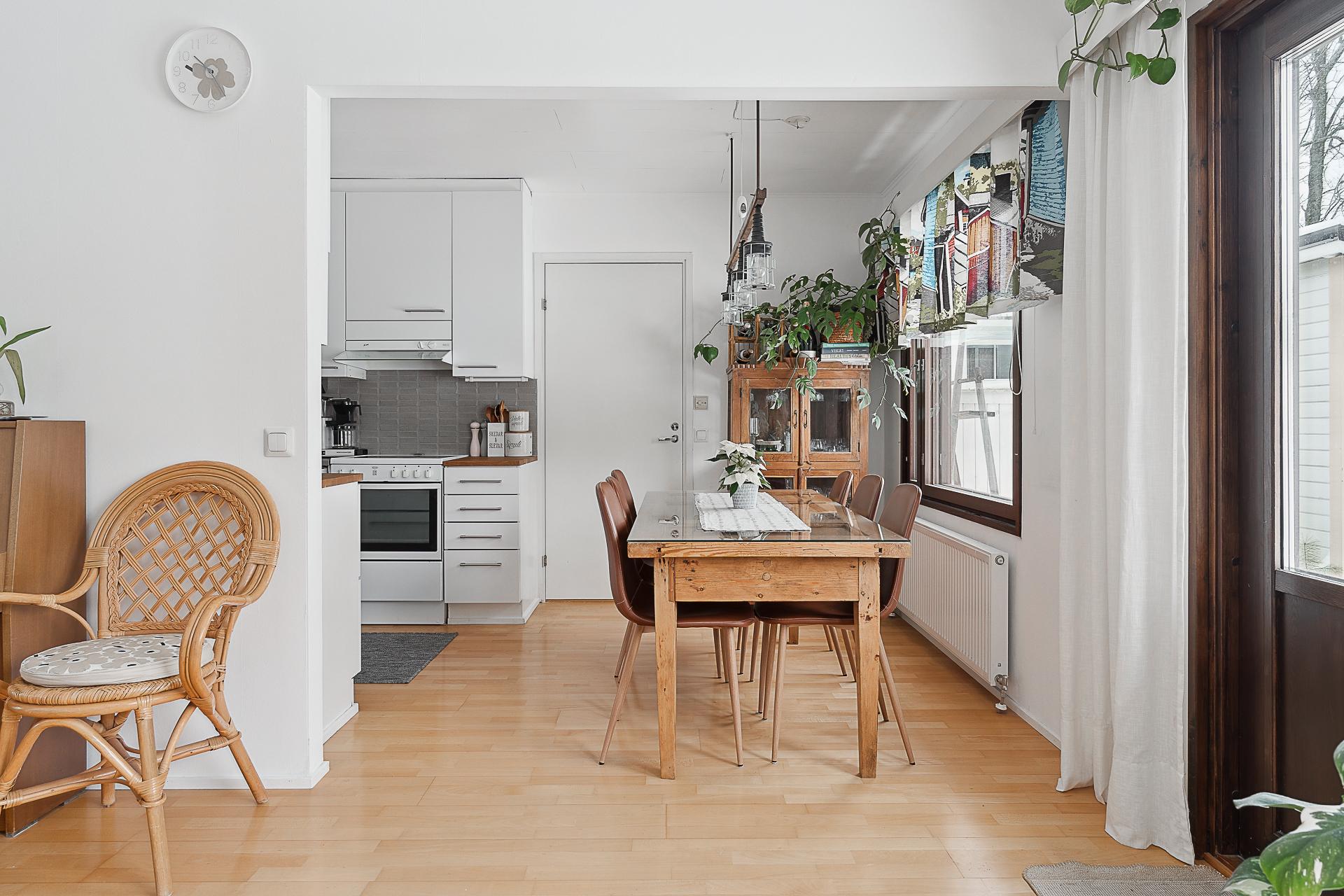 Näkymä olohuoneesta ruokailutilaan