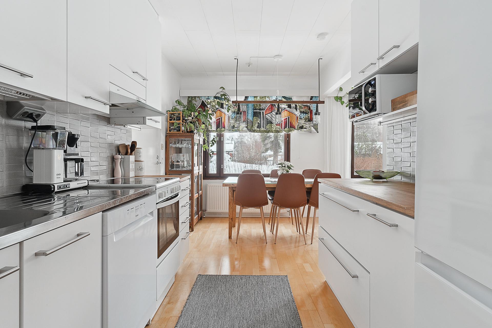 Keittiö, näkymä ruokailutilan suuntaan