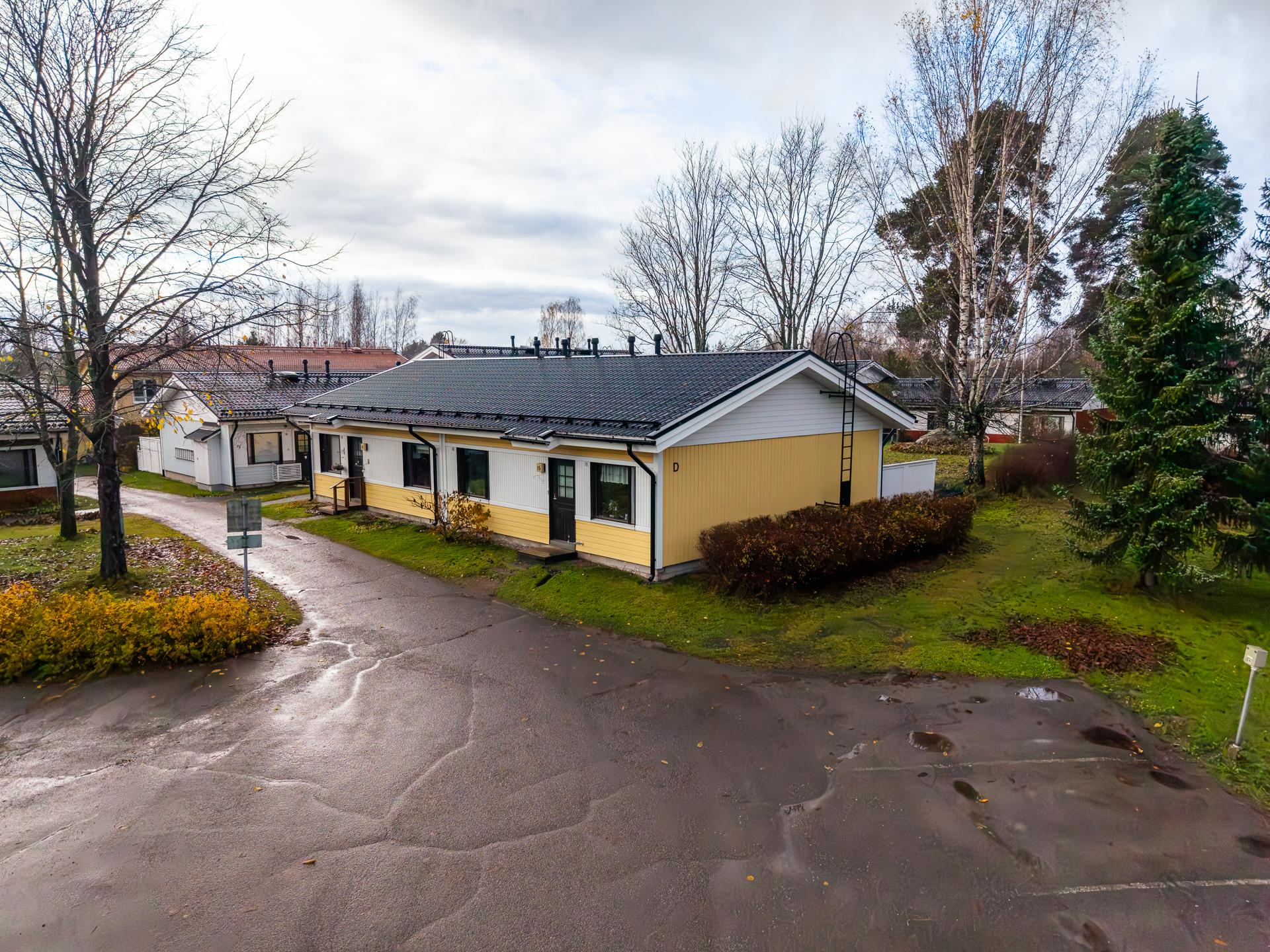 Asunnon parkkipaikka lähin ruutu heti oven vieressä