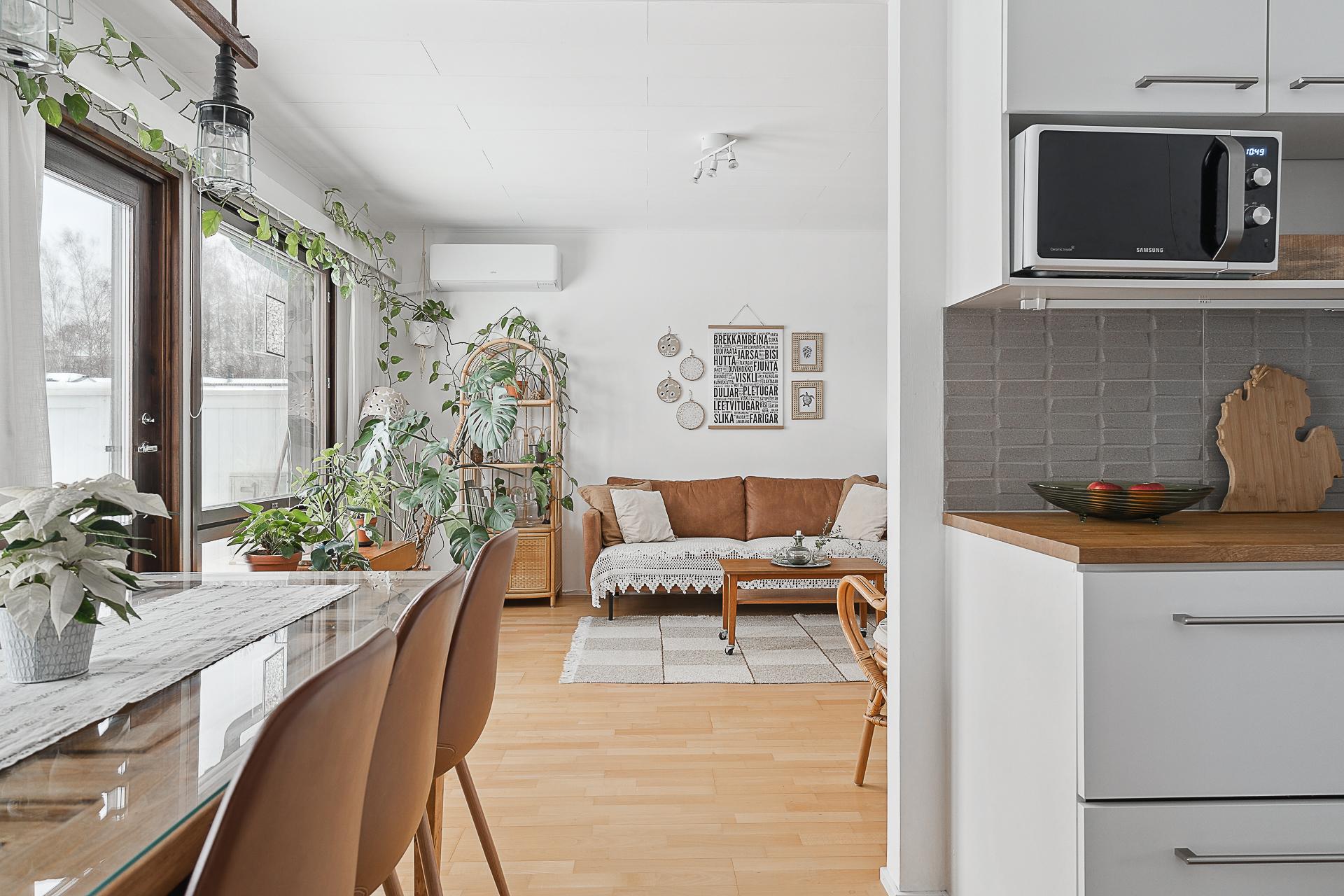 Näkymä ruokailutilasta olohuoneen suuntaan