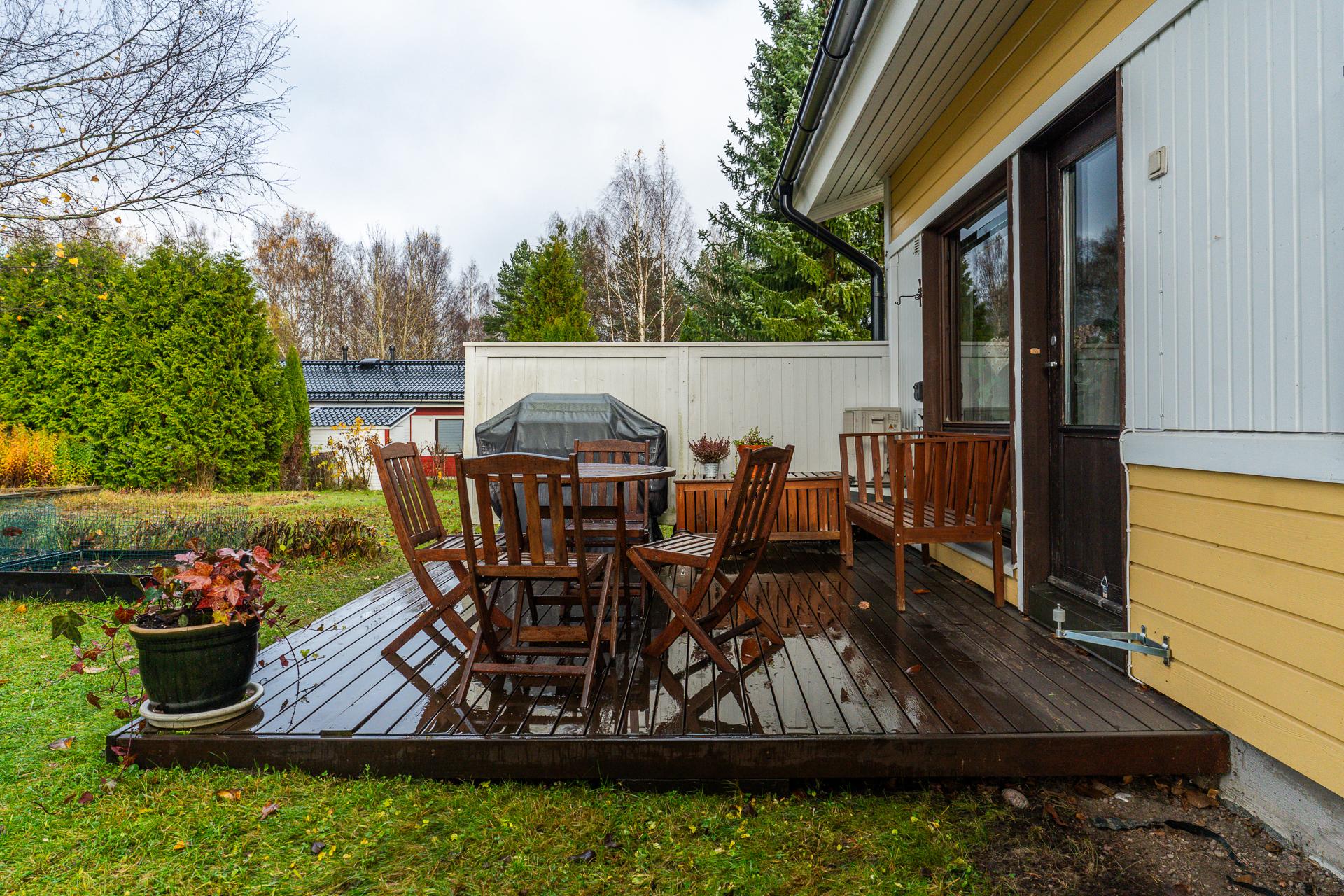 Oleskelupihan terassi