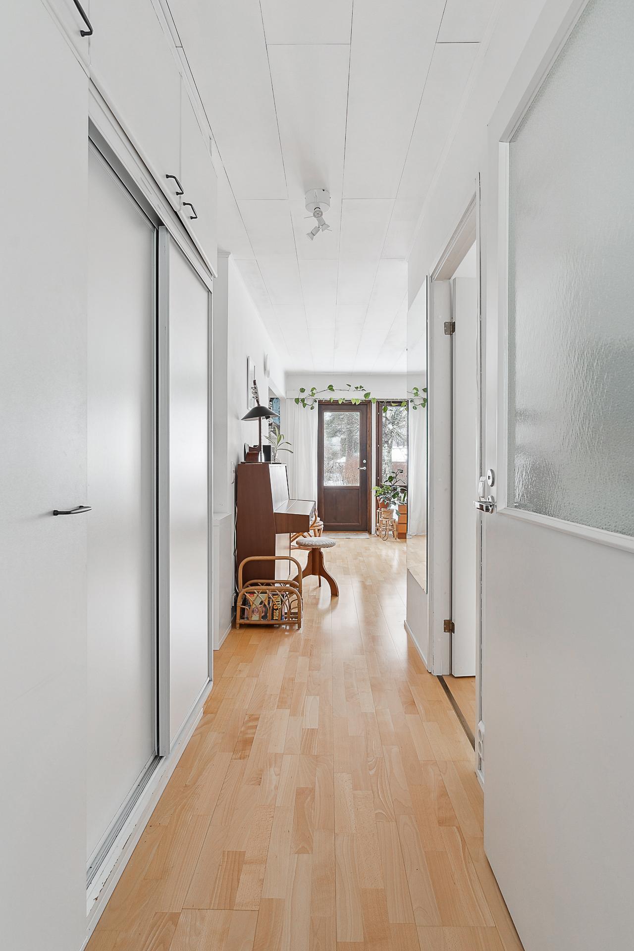 Näkymä eteisestä olohuoneen suuntaan