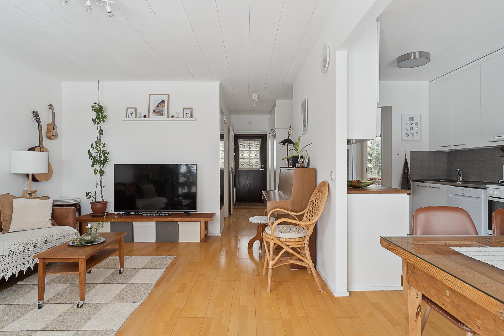 Olohuone, näkymä etuoven suuntaan