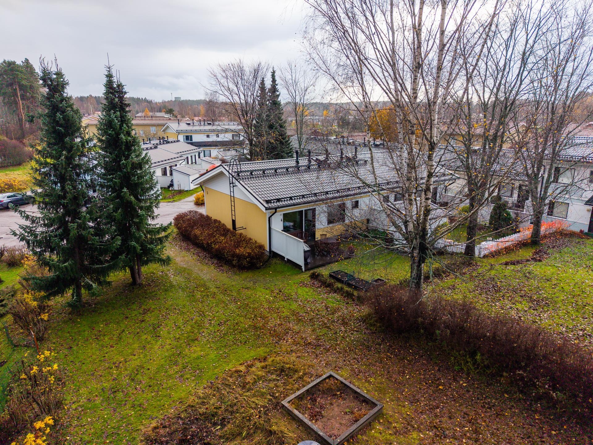 Etualalla taloyhtiön leikkipaikka