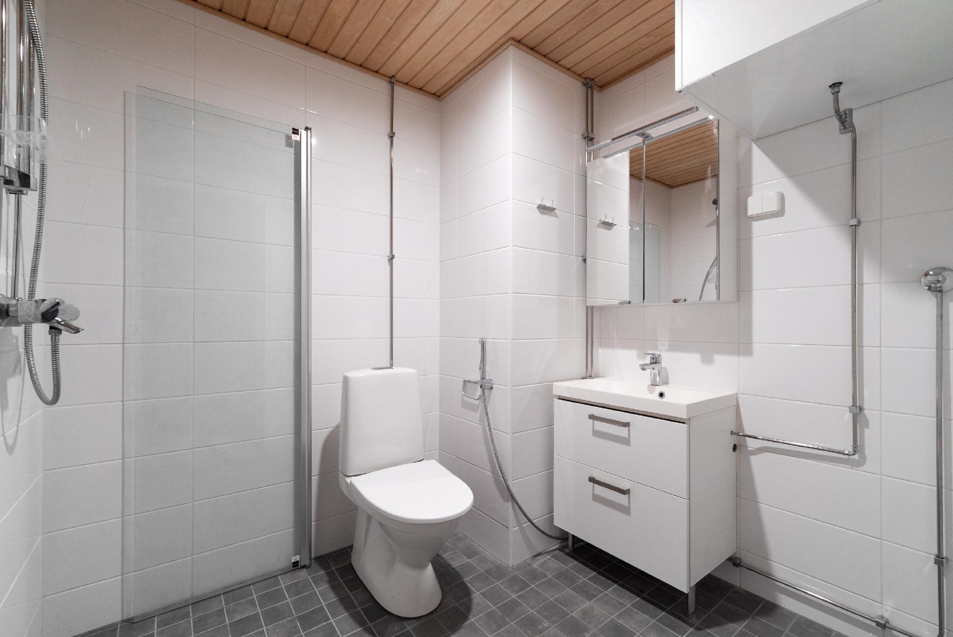 Juuri uusittu kylpyhuone