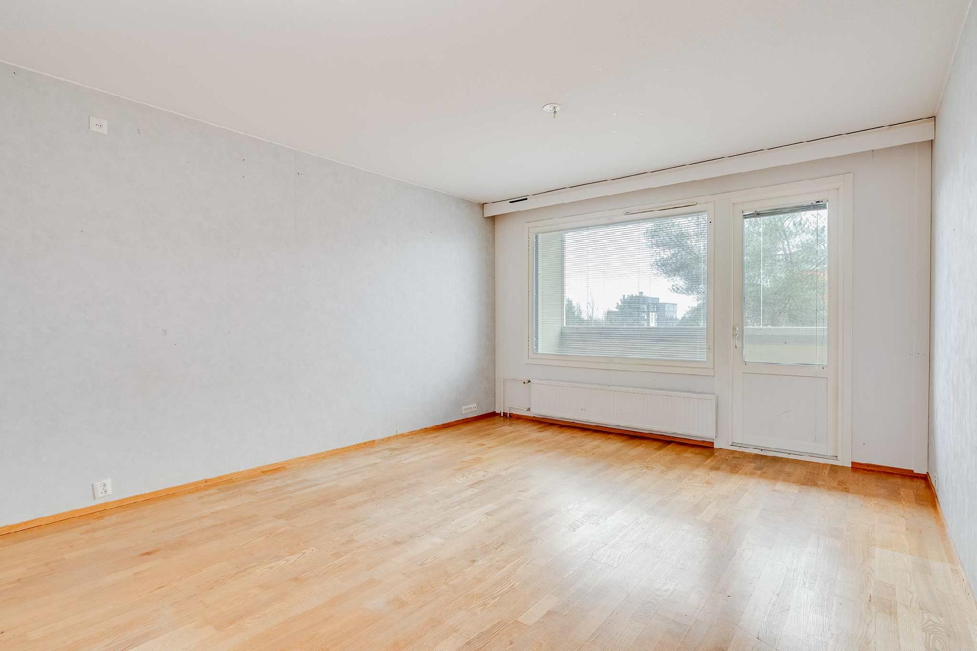 Olohuoneesta käynti parvekkeelle.