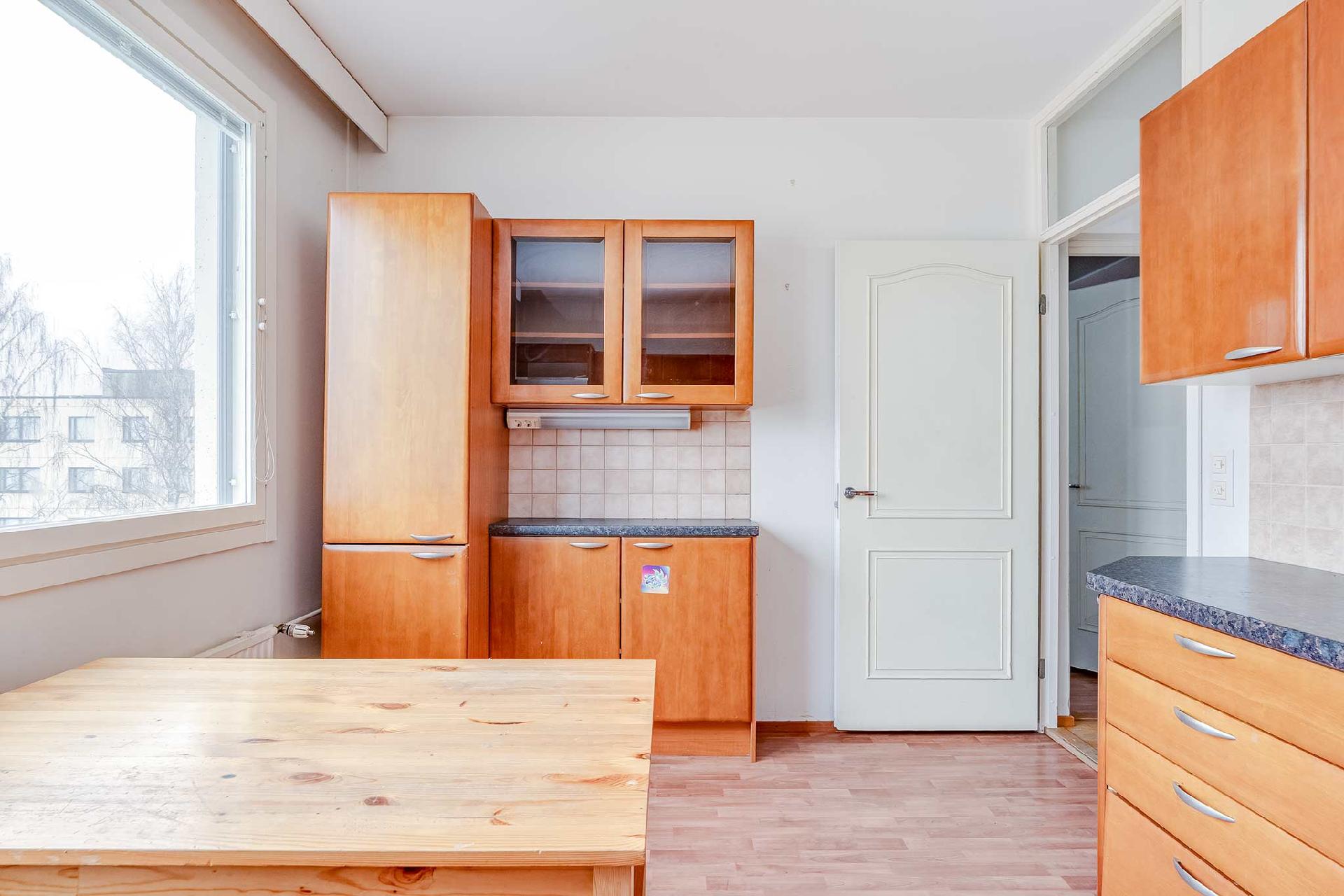 Keittiöön mahtuu hyvin myös ruokapöytä.