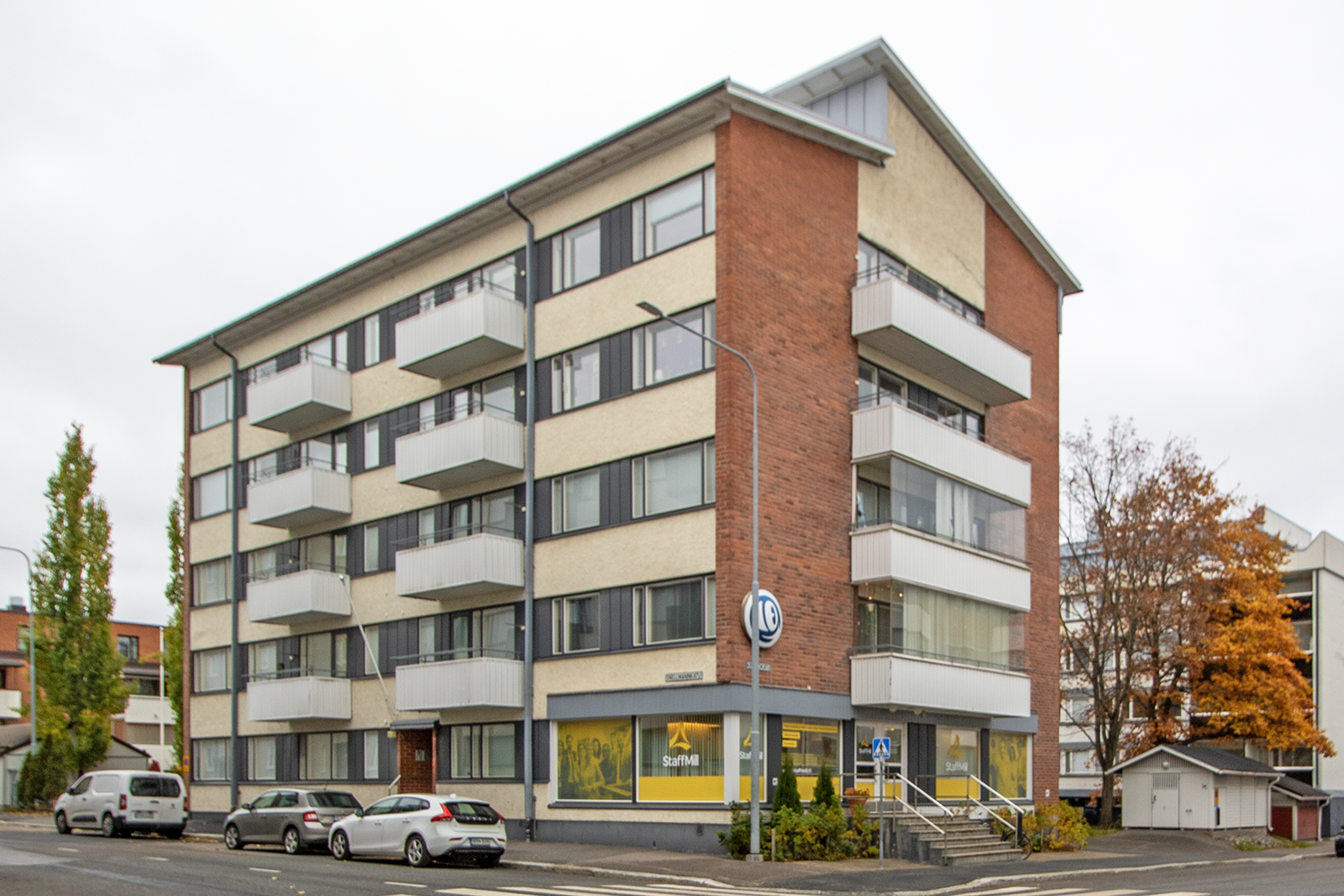 Taloyhtiö Snellmaninkadun ja Kirkkokadun kulmasta.