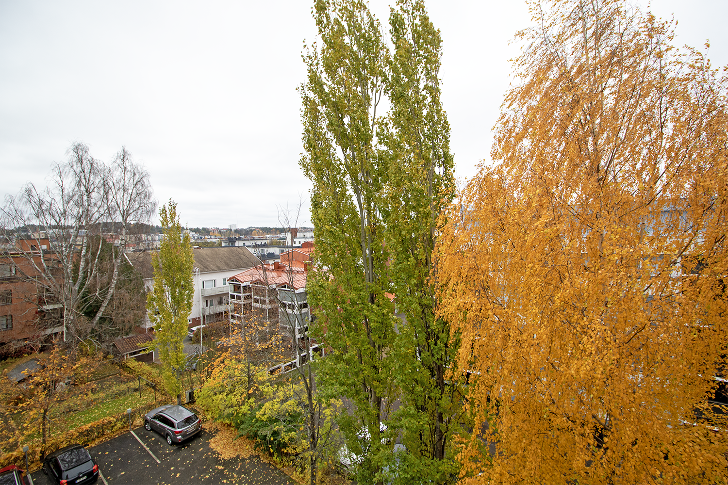 Näkymä taloyhtiön pihalle