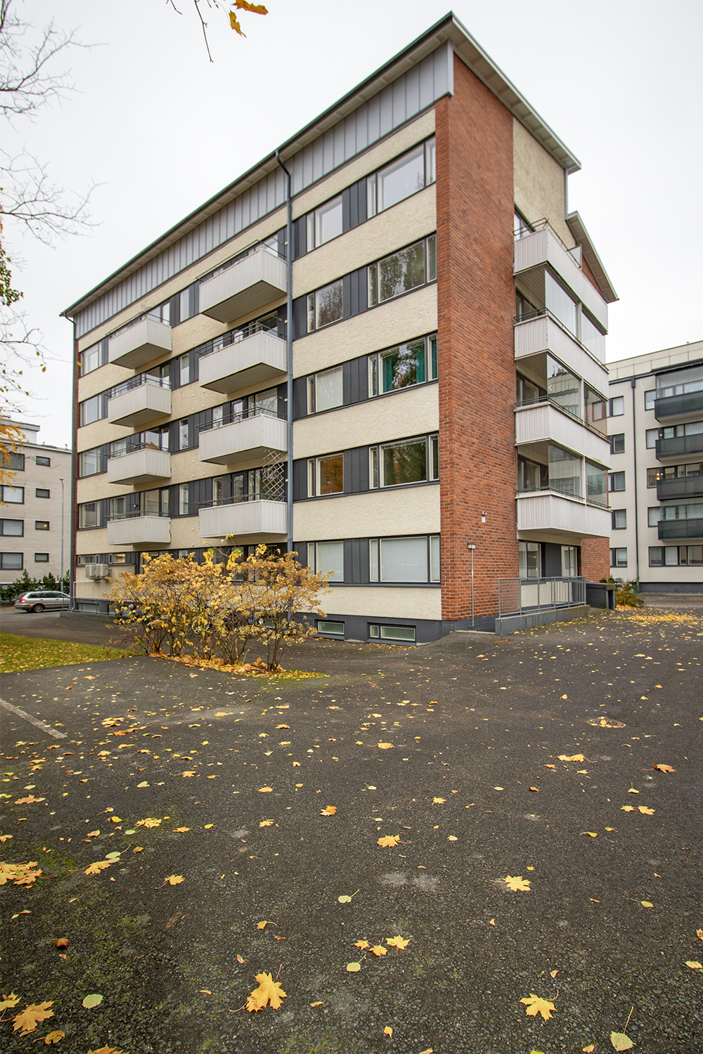 Taloyhtiö sisäpihan puolelta.