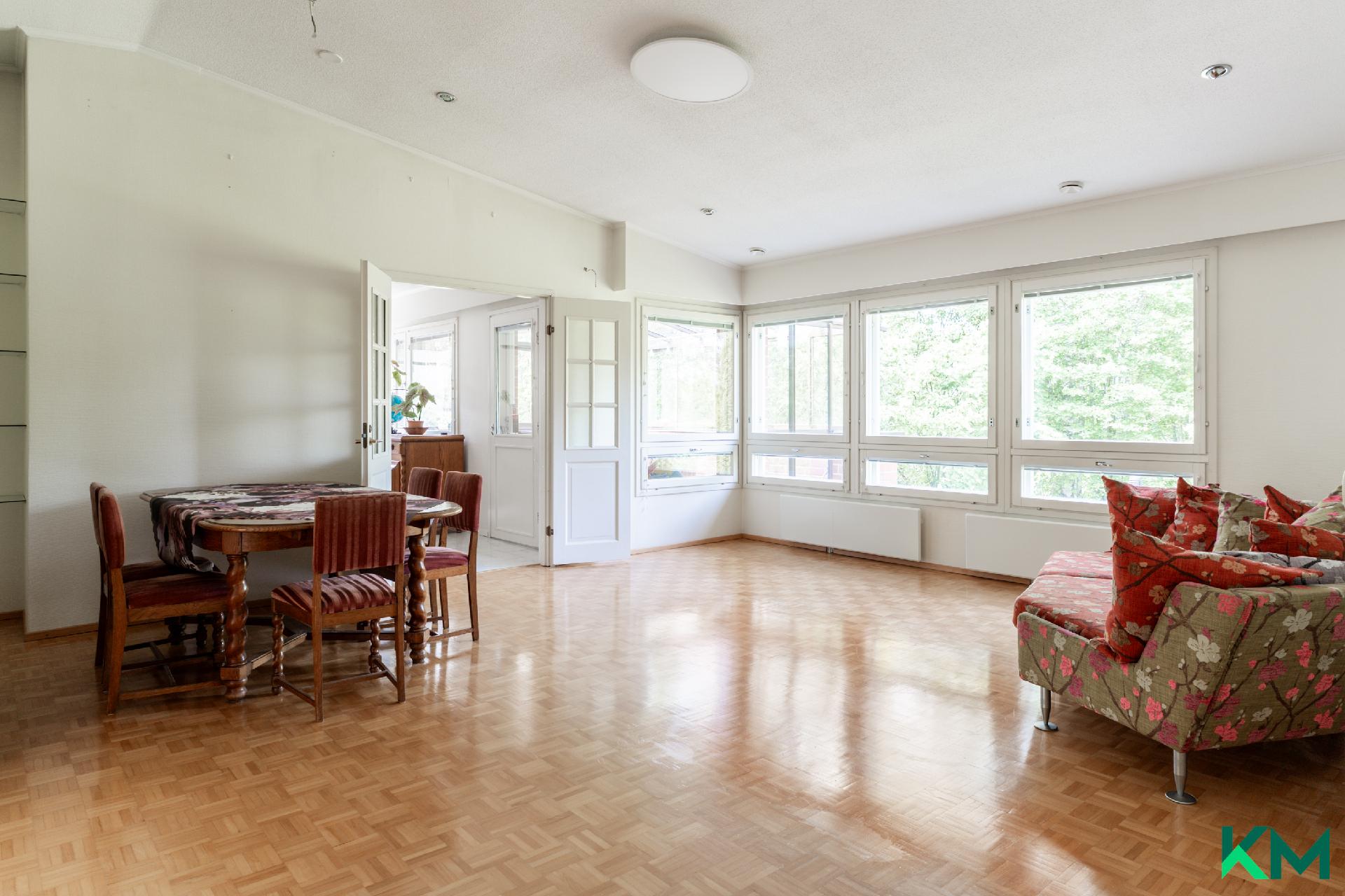 Tilava olohuone, joka on helppo sisustaa