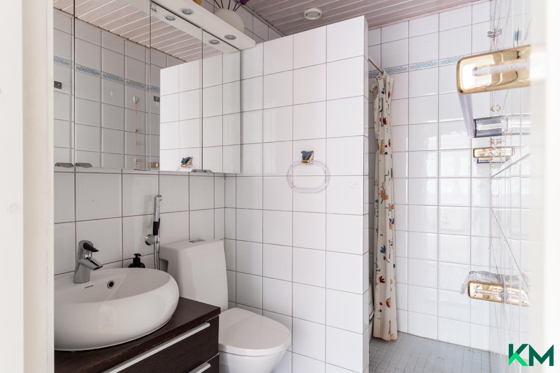 Asunnon toinen kylpyhuone