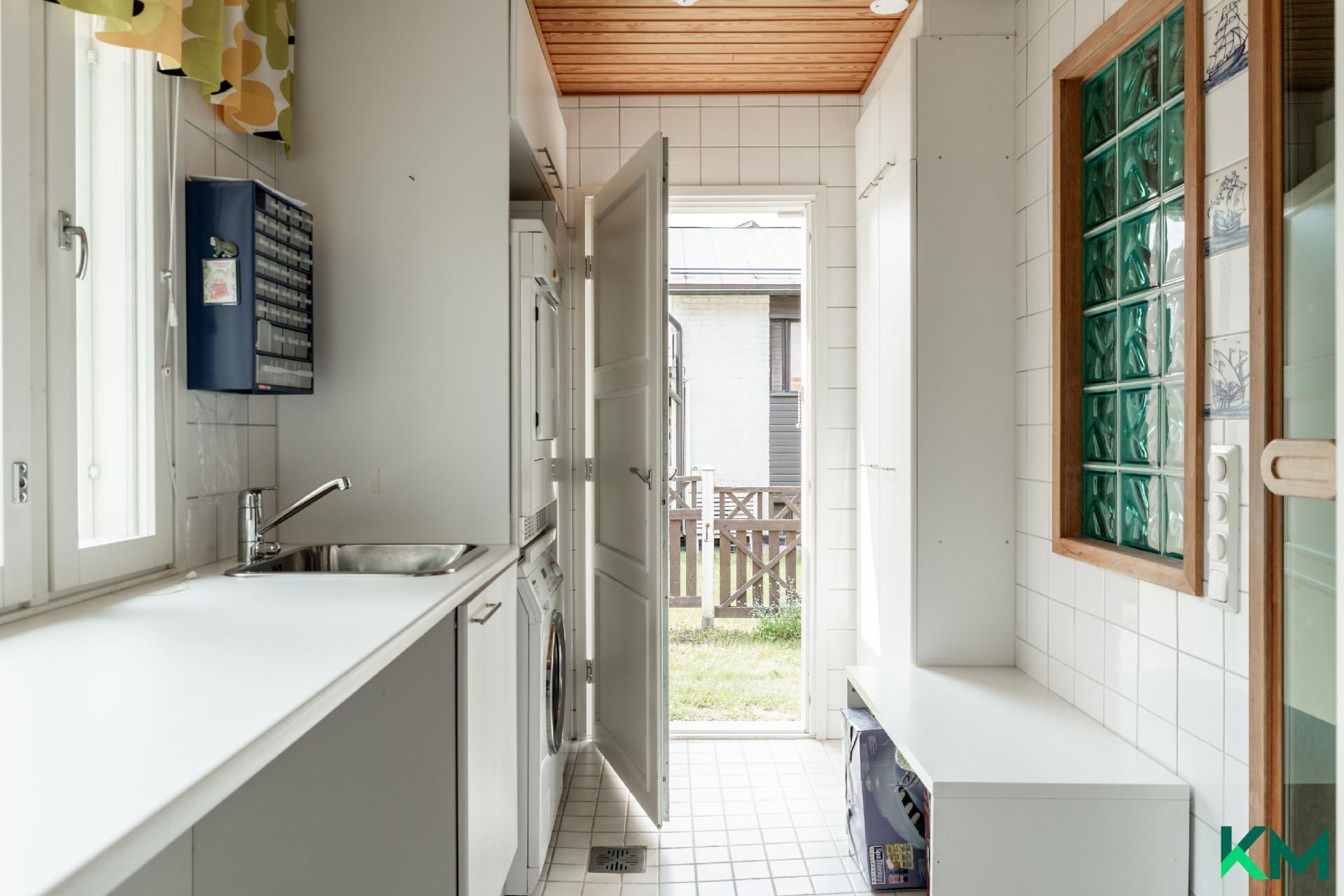 Kodinhoitohuoneesta uloskäynti