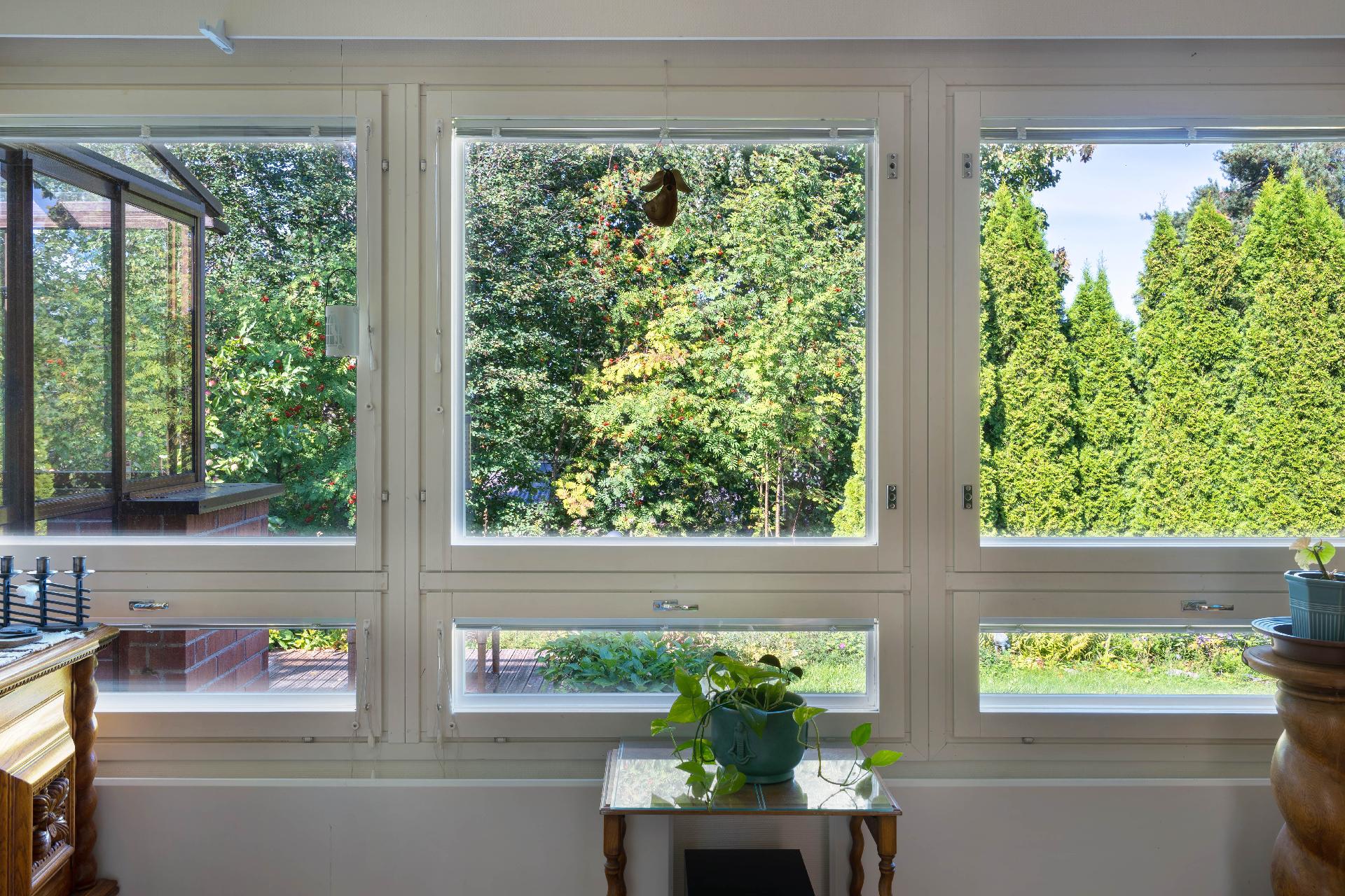 Näkymä olohuoneen ikkunasta