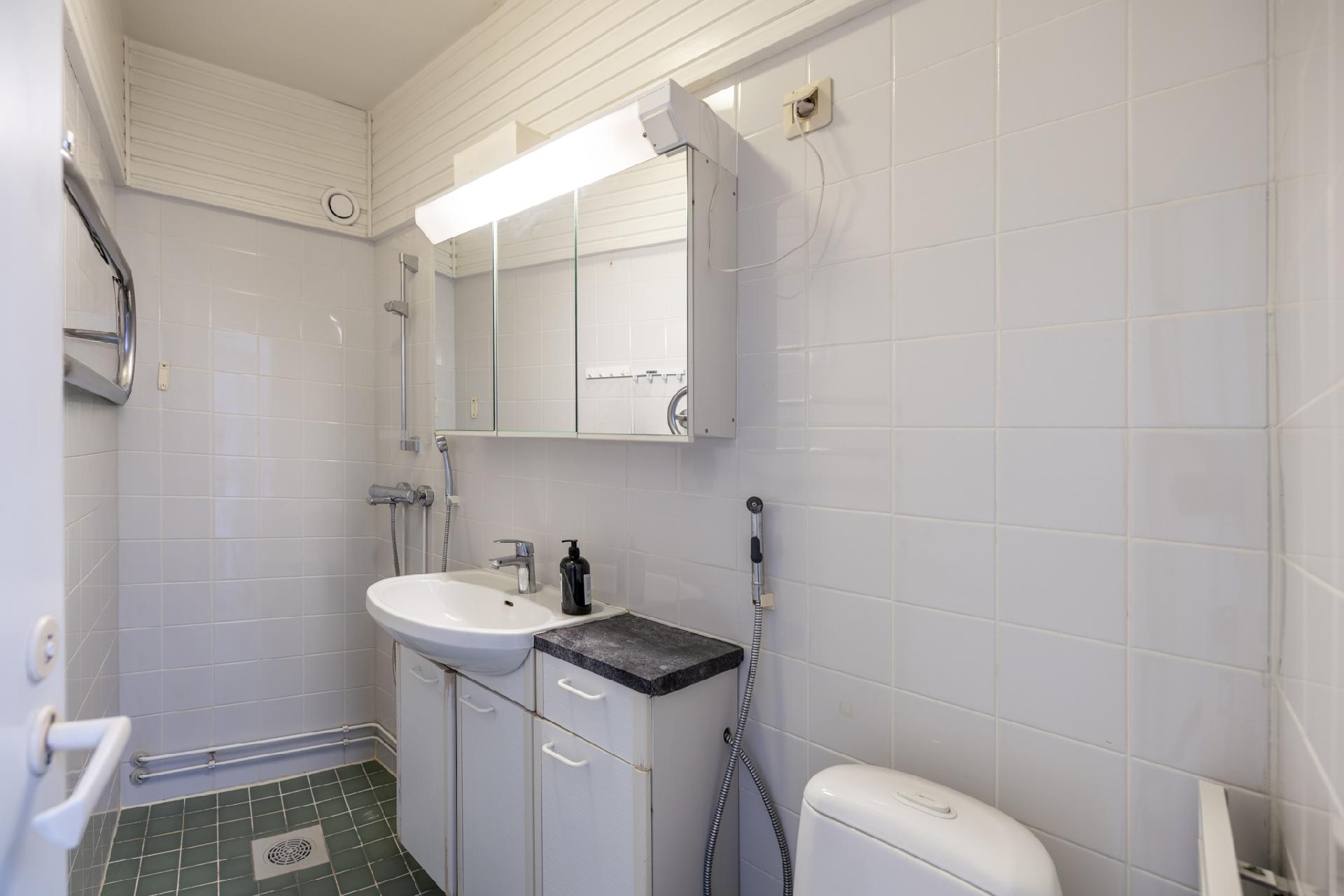 kylpyhuone/wc (yläkerrassa)