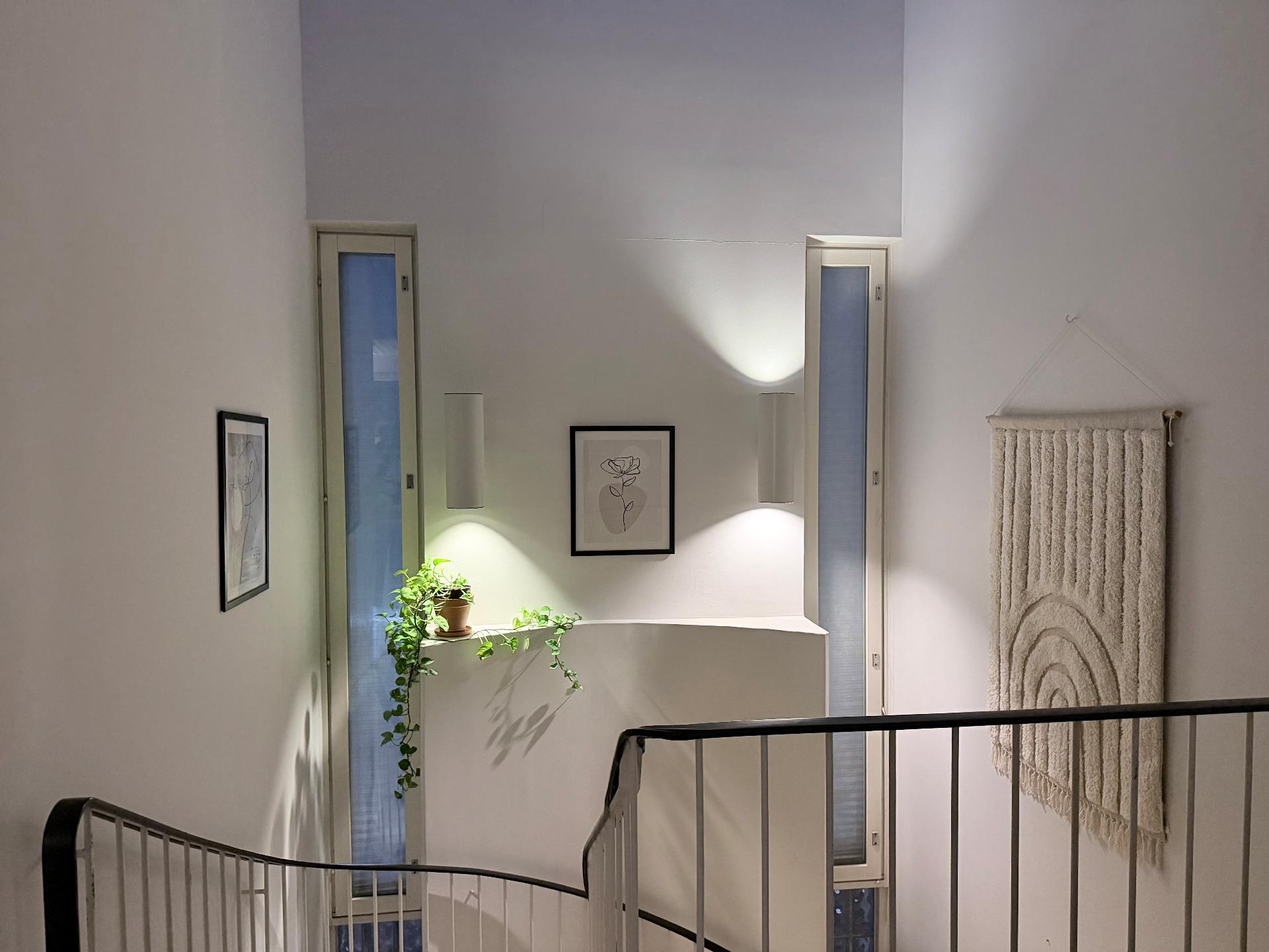 kaunis portaikko ja kattoikkuna (illalla otettu kuva)